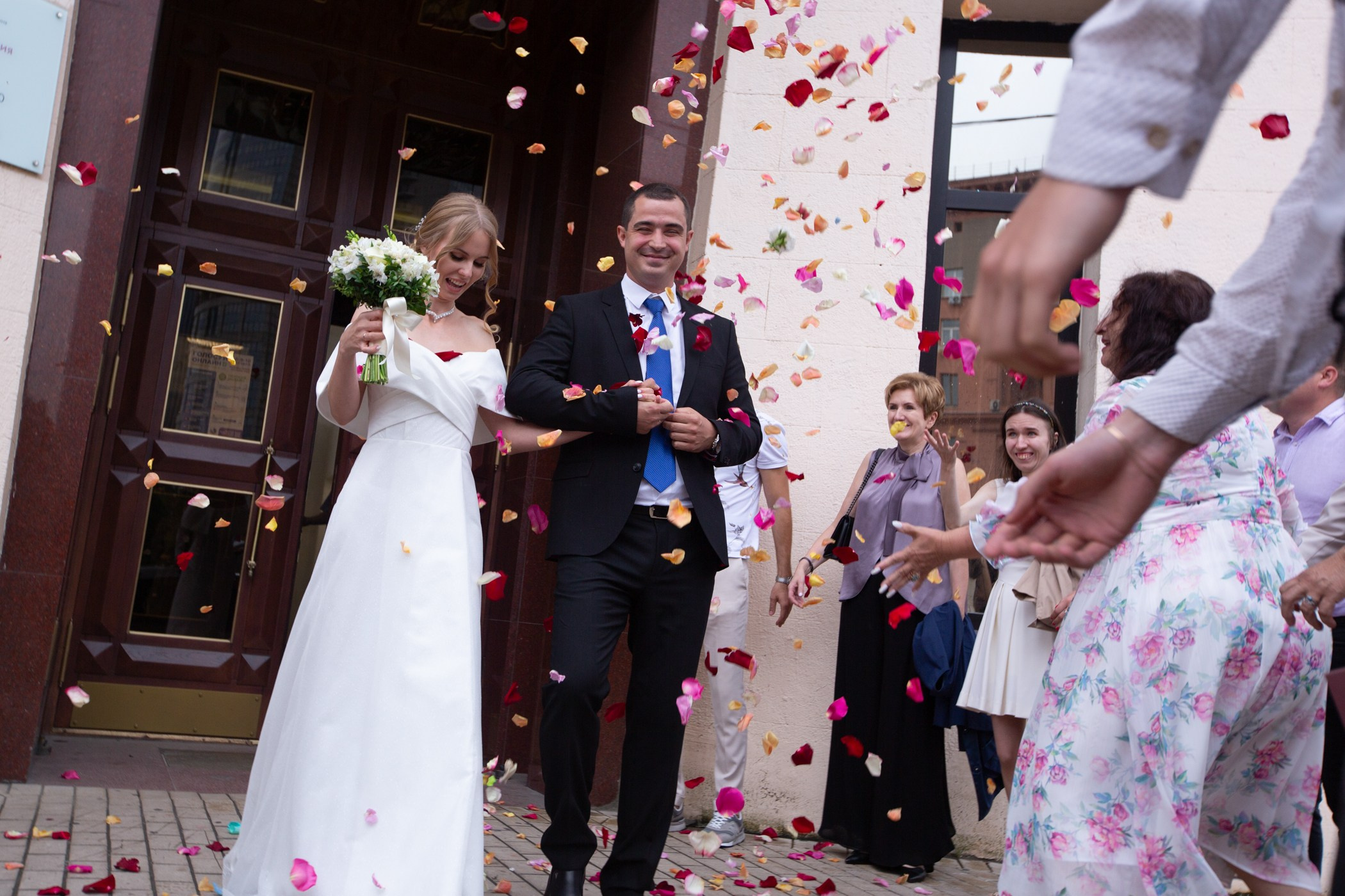 свадебная фотосьемка где жених с невестой выходят из кутузовского загса и все их поздравляют 