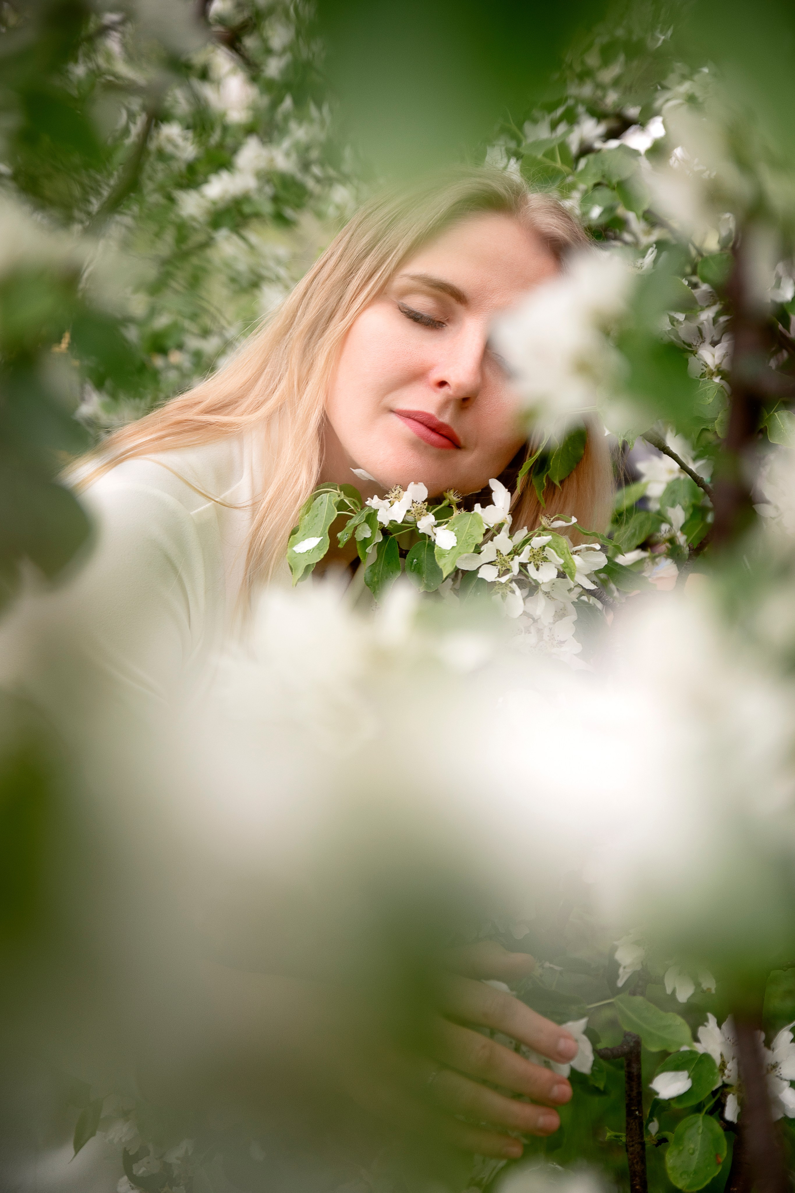 Белый шепот яблонь