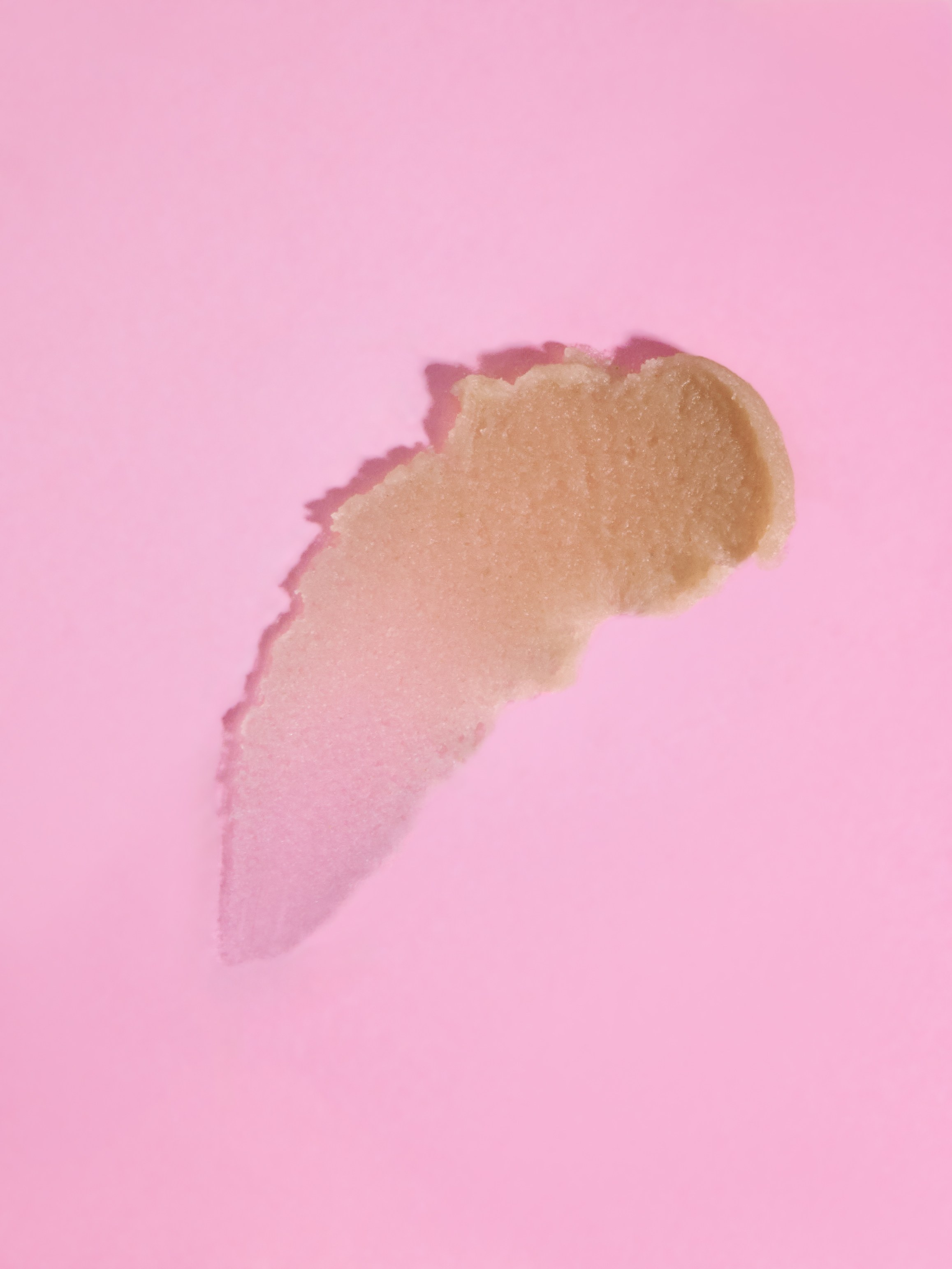 Предметная фотосъёмка свотча косметики на розовом фоне