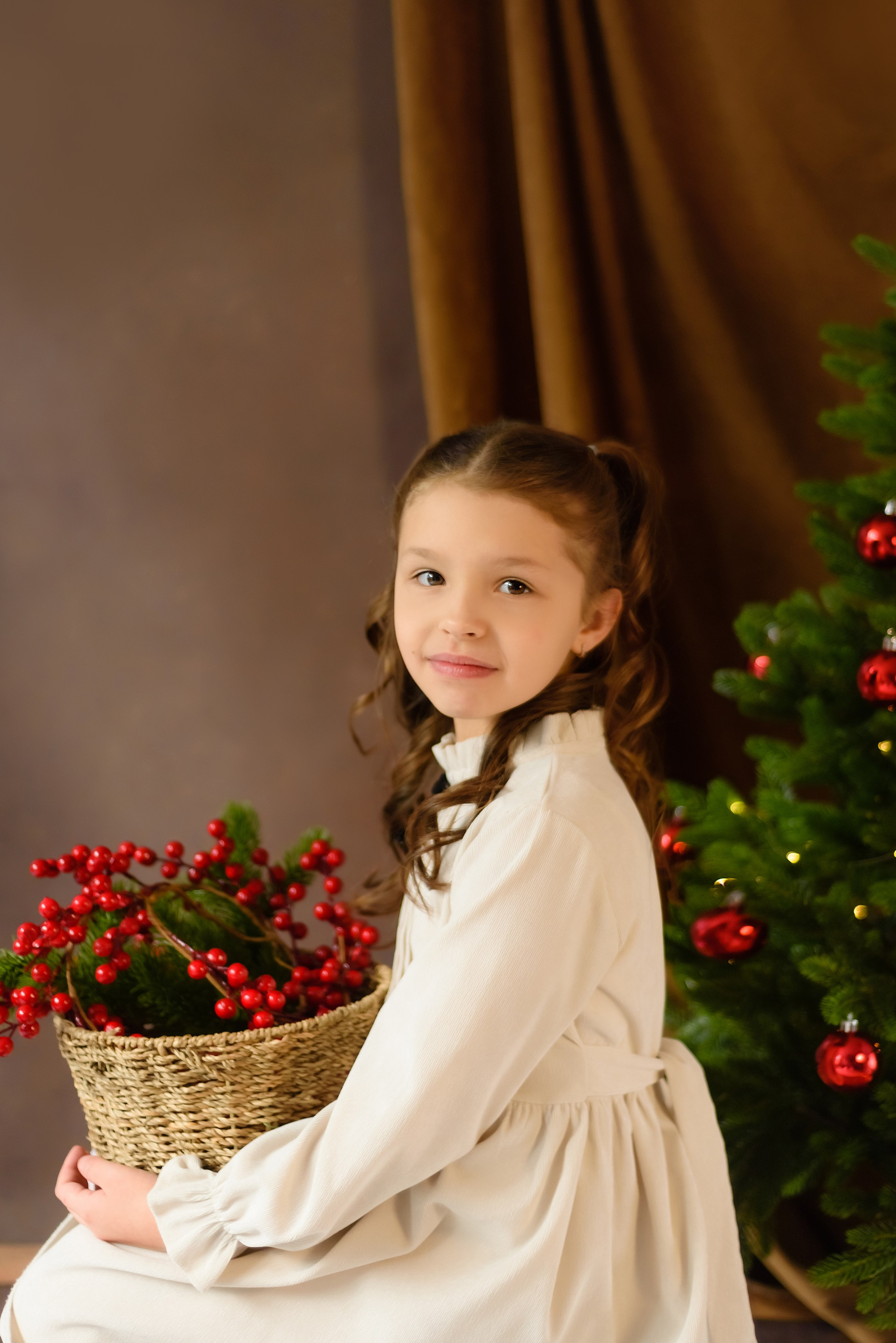 Новогодняя фотосессия «Красные ягоды» Полина и Инна. Детский Фотограф |Фотограф на годик в Брянске Ирина Романова