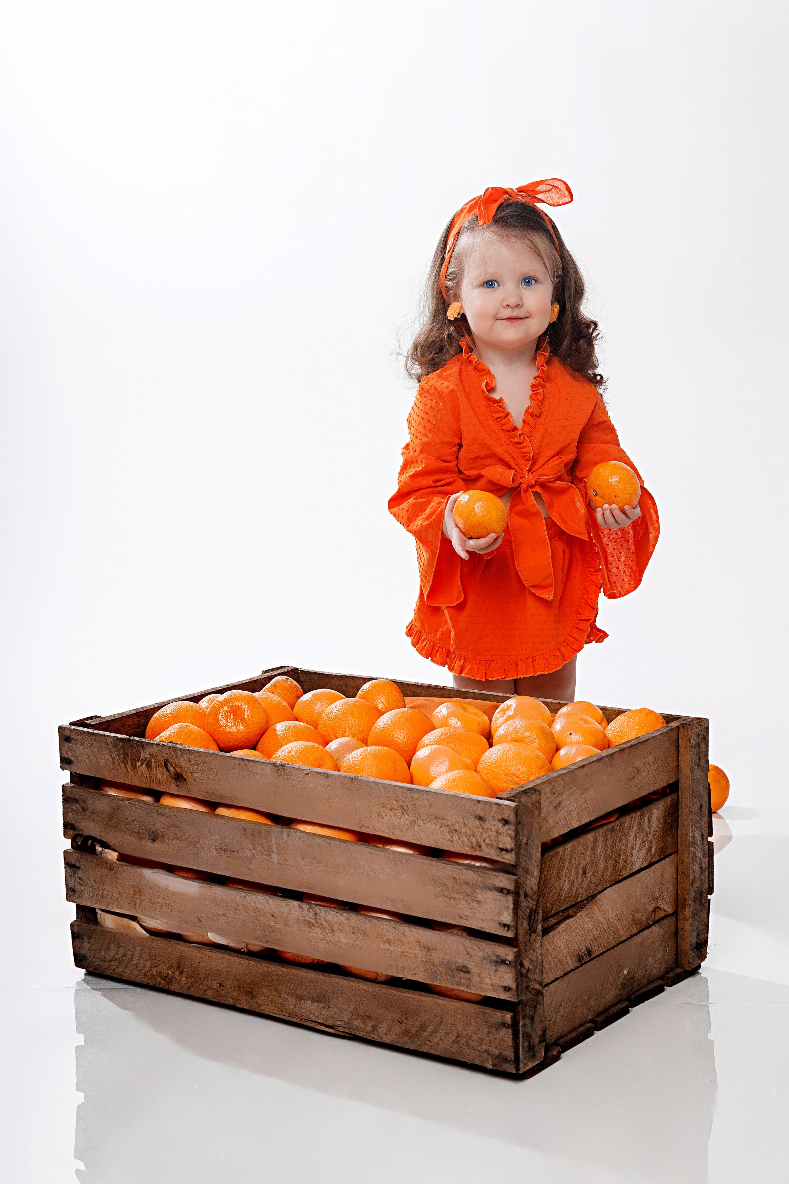 Детская фотосессия с мандаринами в студии в Сочи. Детский студийный фотограф Сочи