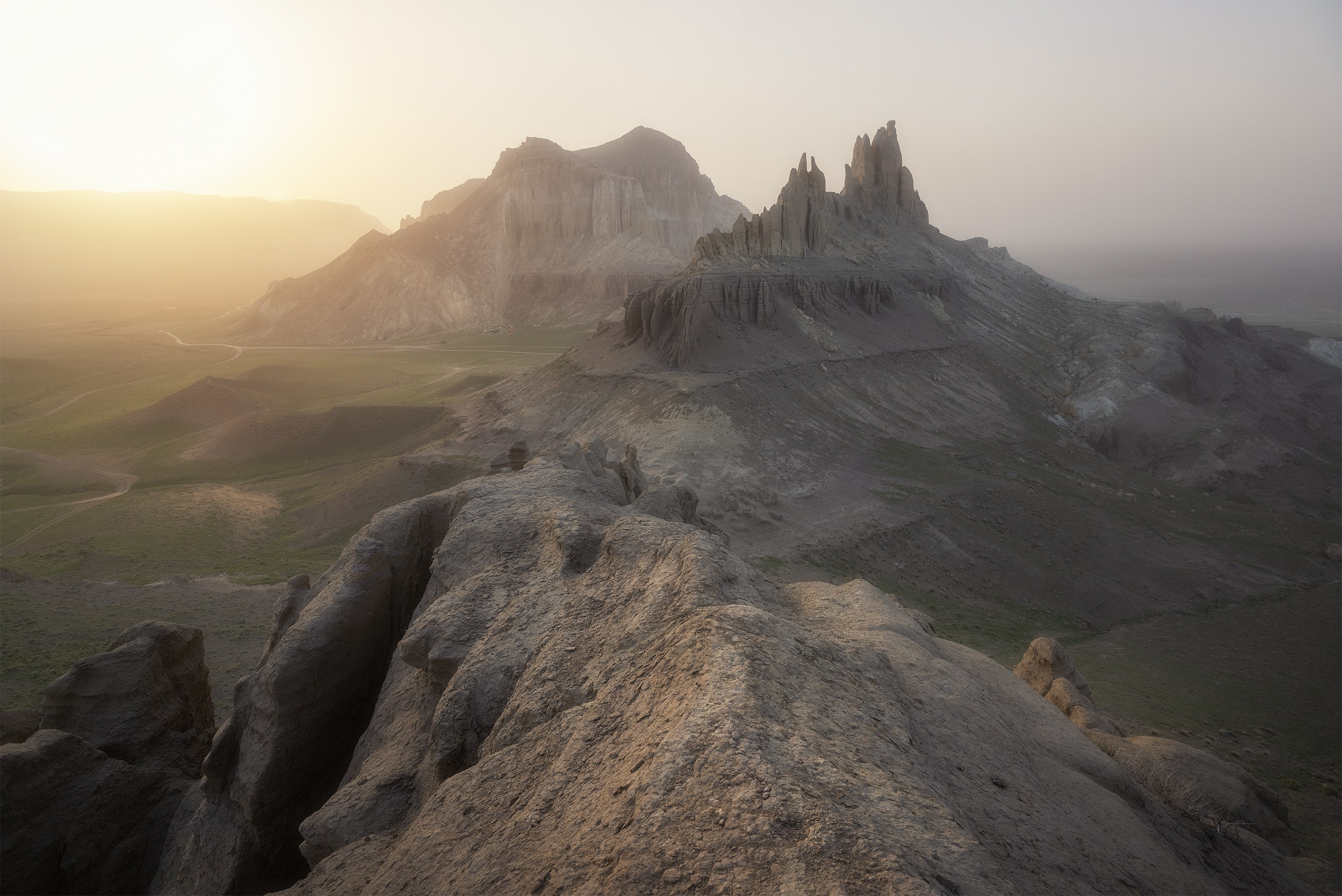 Закатная фотография с видом на долину замков Айракты в Мангистау, дымка объясняется пыльной бурею