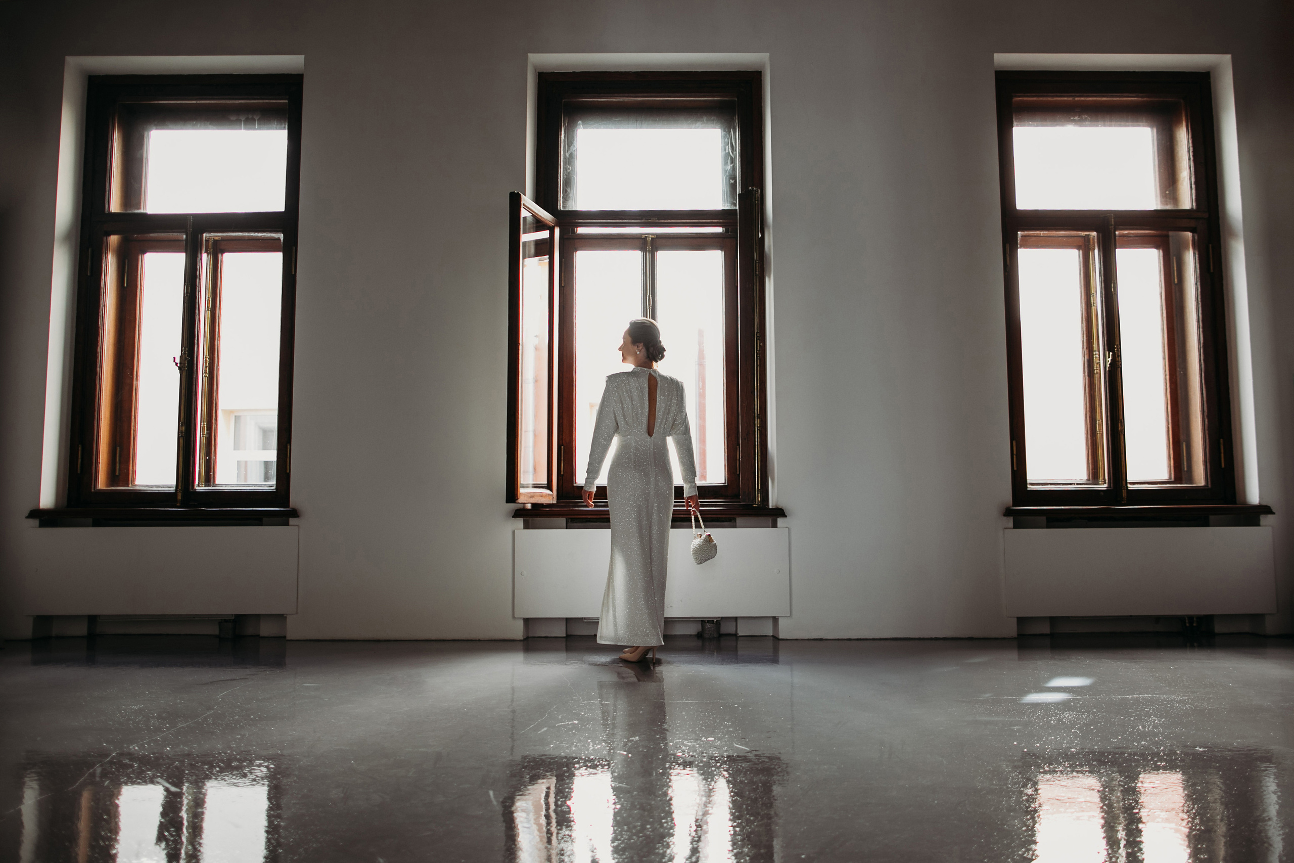 Невеста ждет жениха на фоне окна