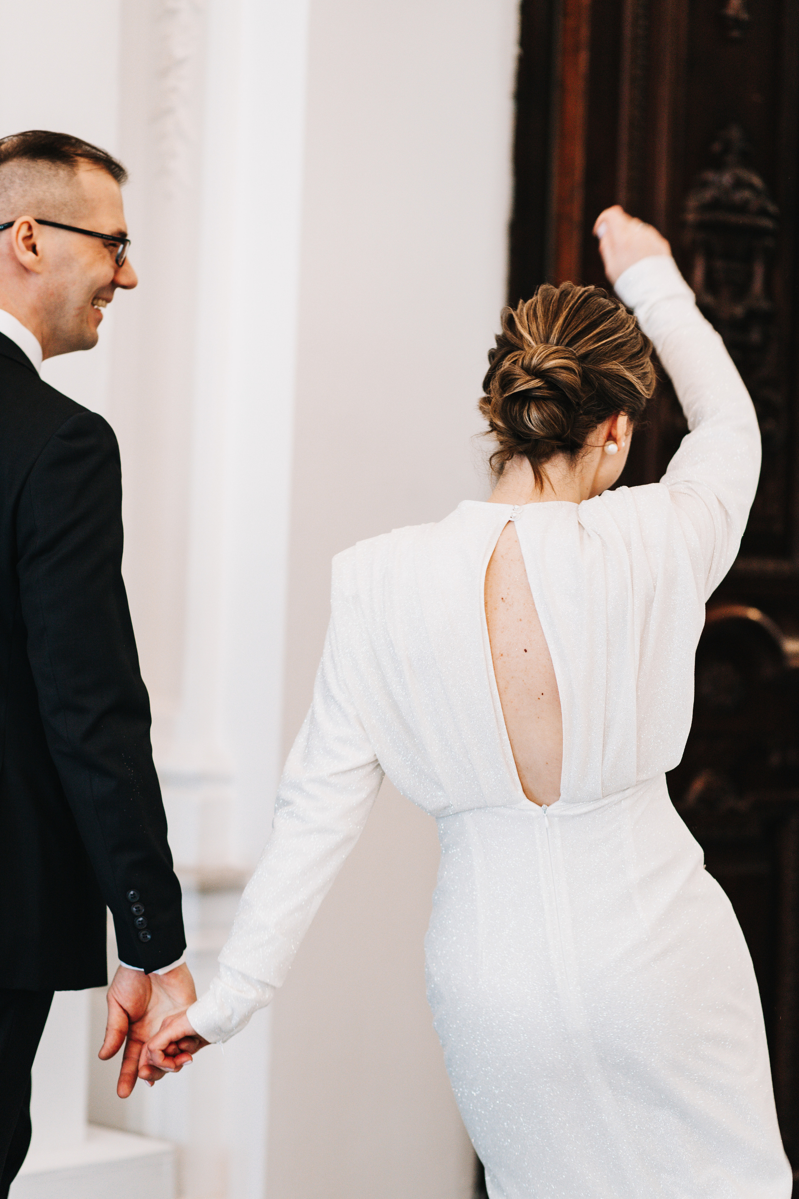 невеста радуется после росписи