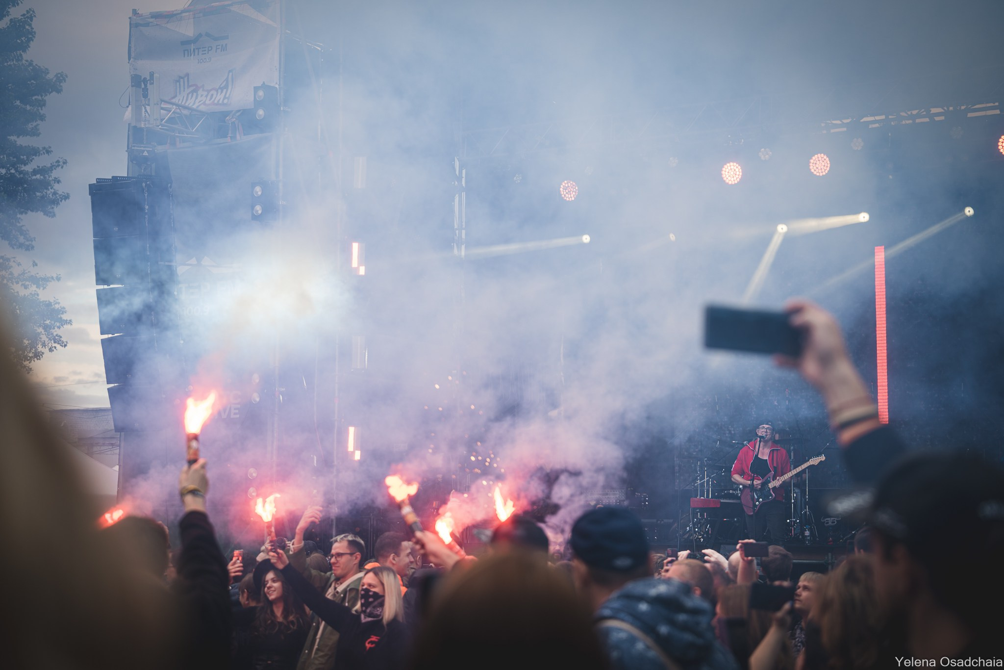 Живой 2025 — День 1. Елена Осадчая — фотографирую музыку на сцене и в жизни