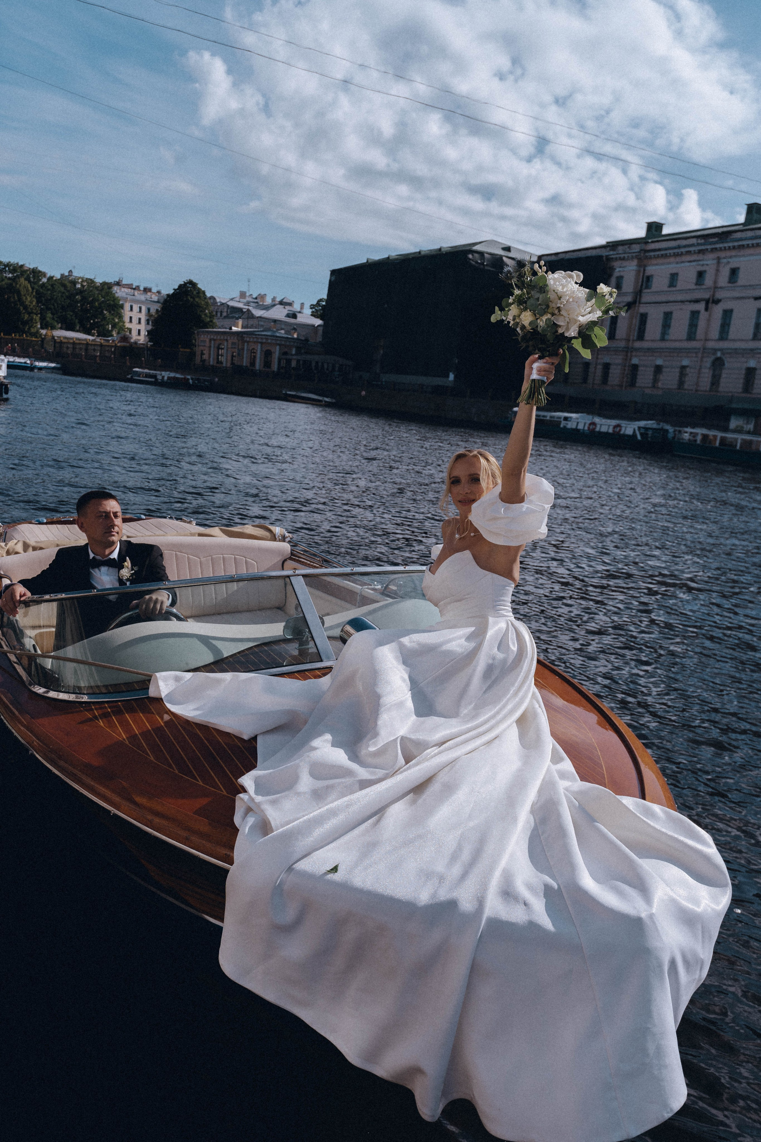 СВАДЕНБНАЯ СЬЕМКА НА КАТЕРЕ ПО КАНАЛАМ САНКТ-ПЕТЕРБУРГА И В АКВАТОРИИ НЕВЫ. Профессиональный фотограф, Санкт-Петербург — Виктория Богомолова