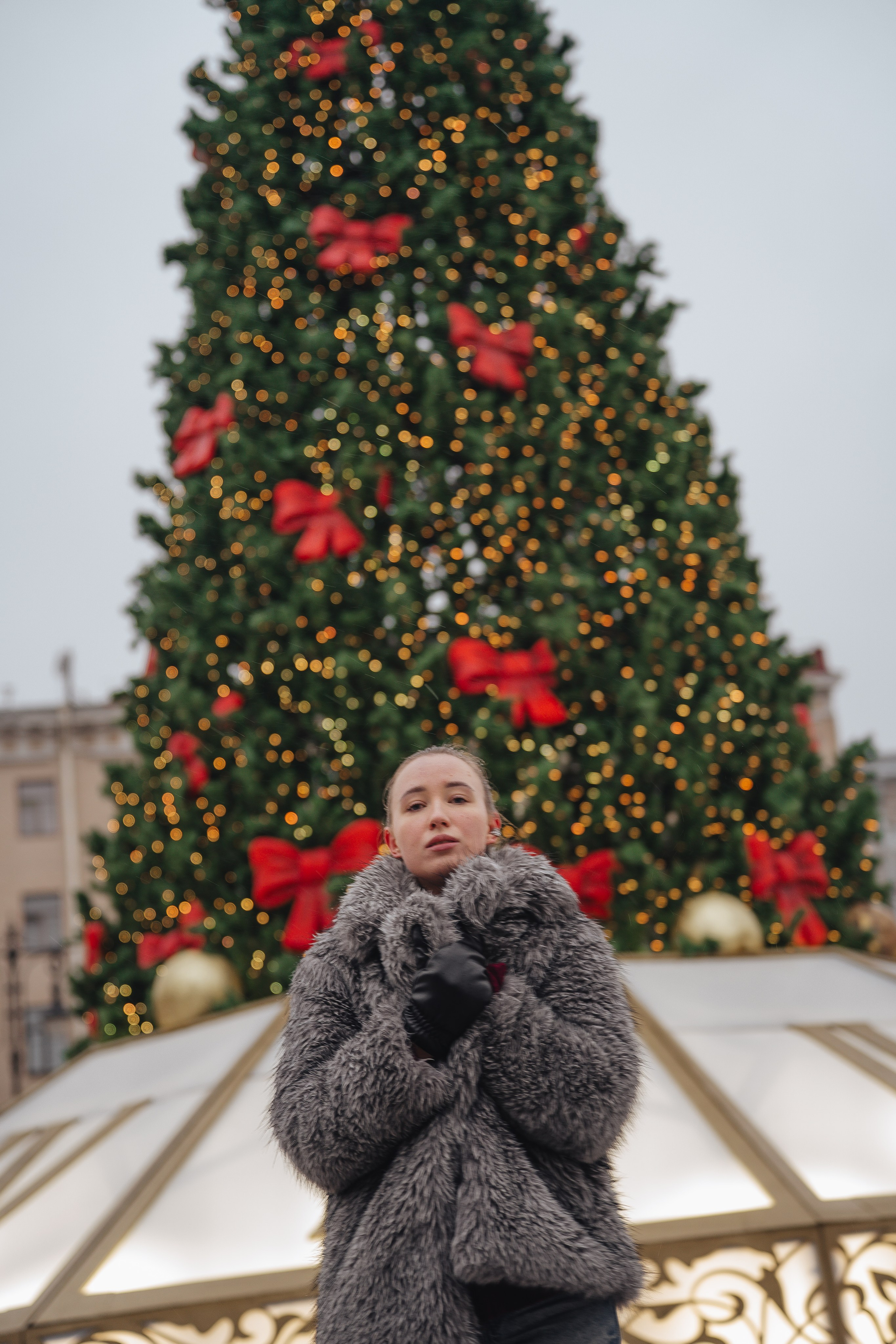 ПРОГУЛКА НА МАНЕЖНОЙ ПЛОЩАДИ ДЛЯ ДЕВУШКИ ПЕРЕД НОВЫМ ГОДОМ (НОВОГОДНЯЯ ФОТОСЕССИИЯ НА МАНЕЖНОЙ ПЛОЩАДИ). Профессиональный фотограф, Санкт-Петербург — Виктория Богомолова