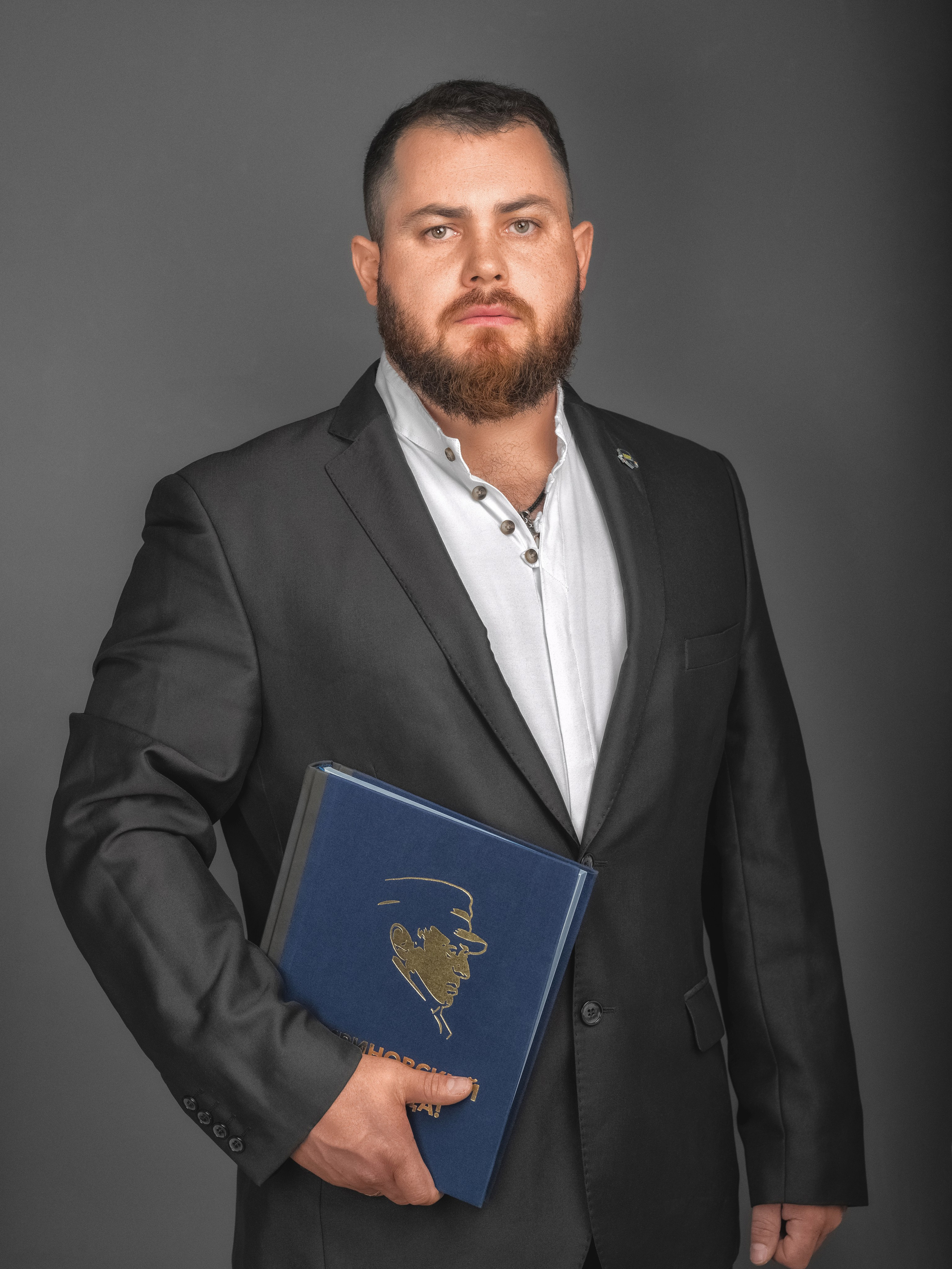 Мужской деловой портрет на темно-сером фоне