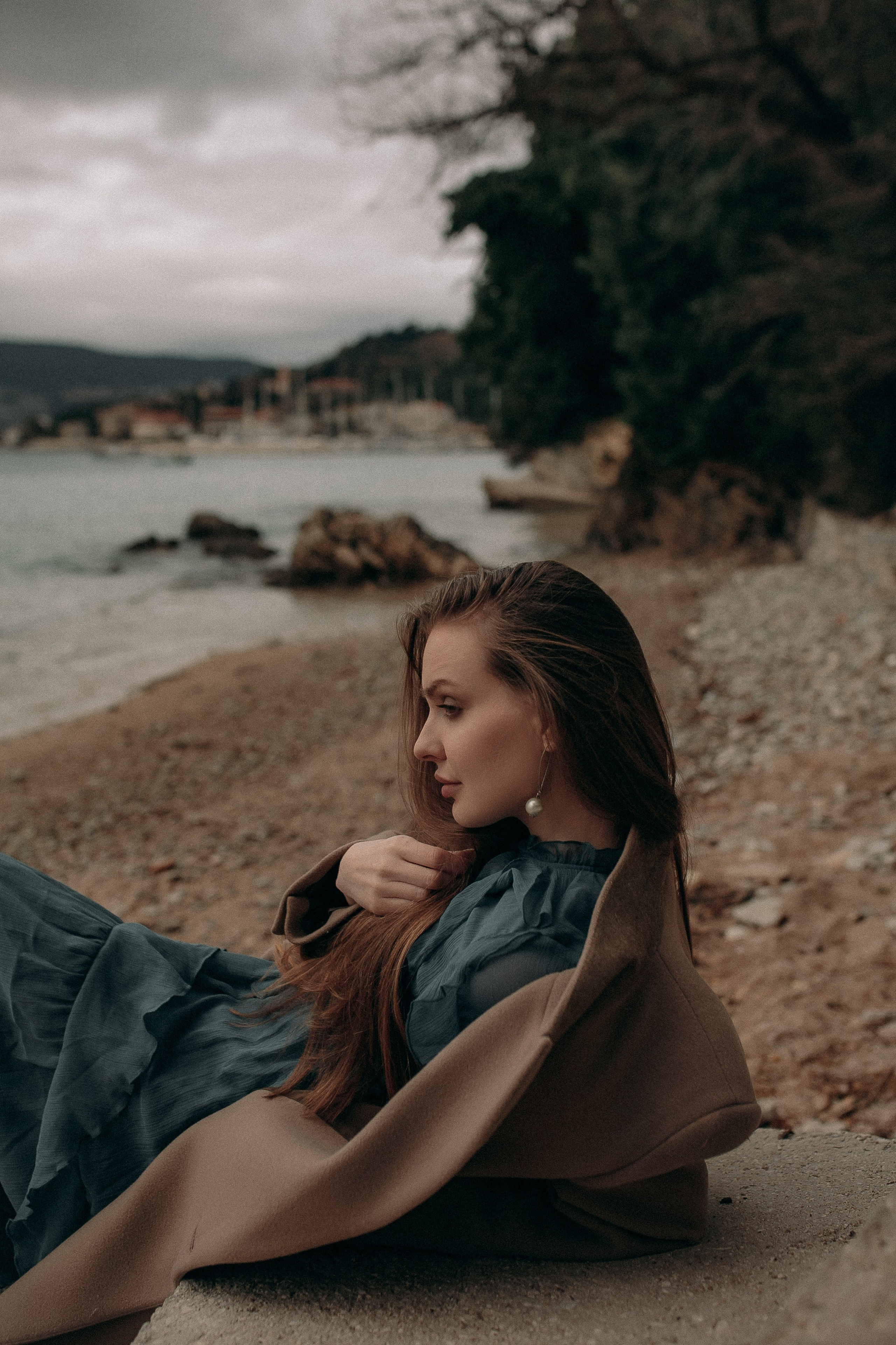Атмосферный портрет на фоне моря. Глубокий и эмоциональный портрет девушки на фоне Адриатического моря. Глубокий и эмоциональный портрет девушки на фоне Адриатического моря.