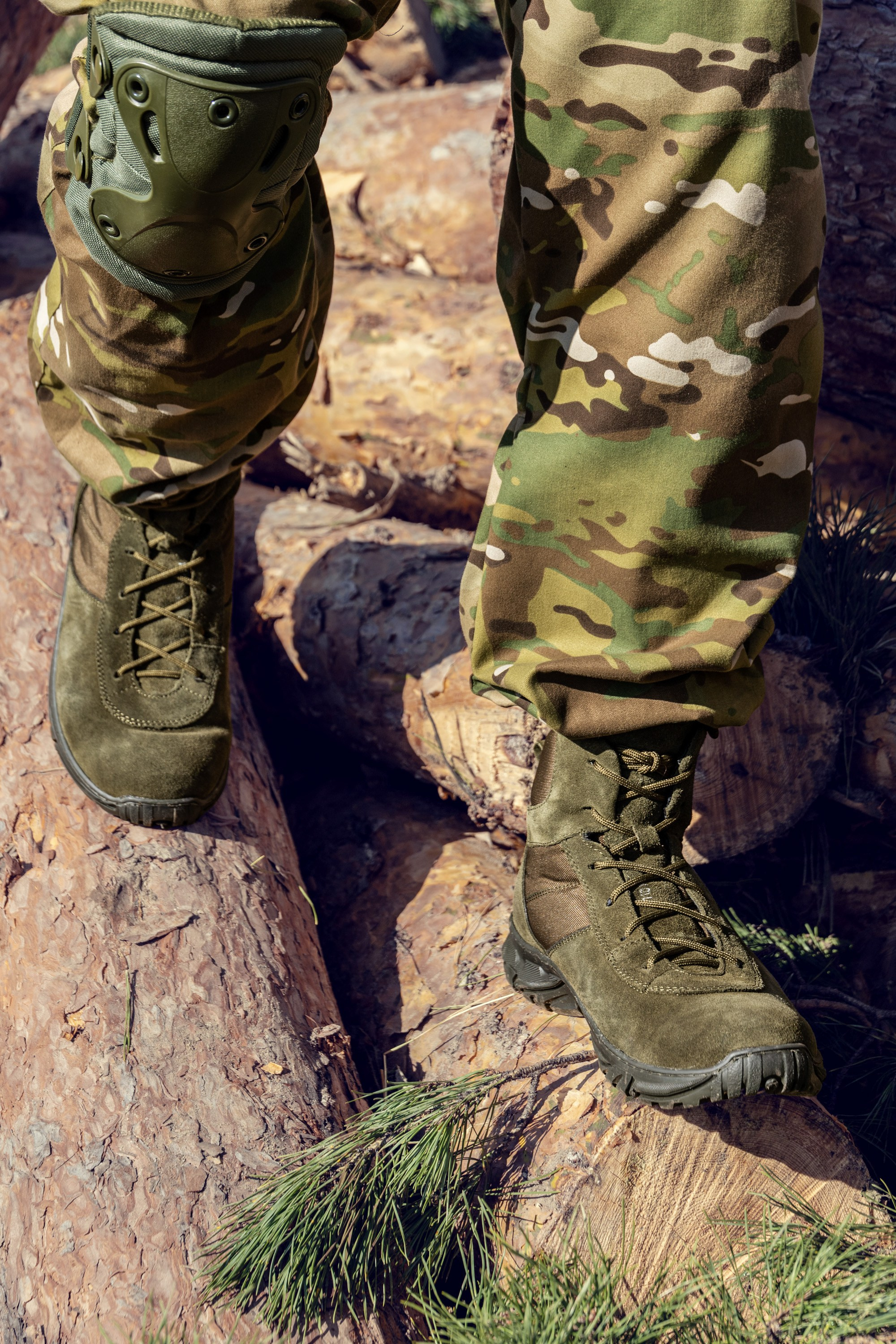 Берцы с камуфляжным рисунком анфас | Съемка для рекламных материалов