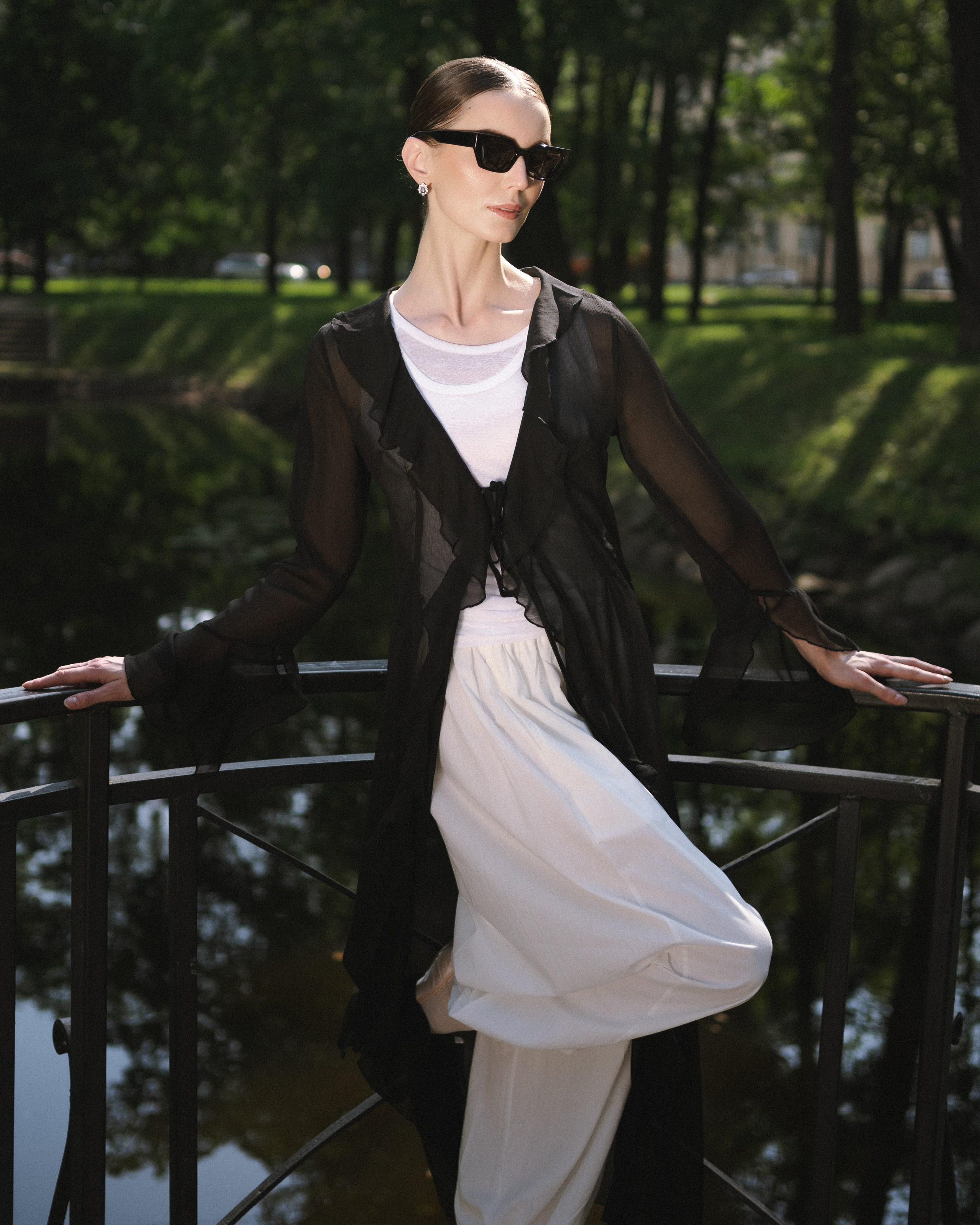 Фэшн фотография в парке в очках