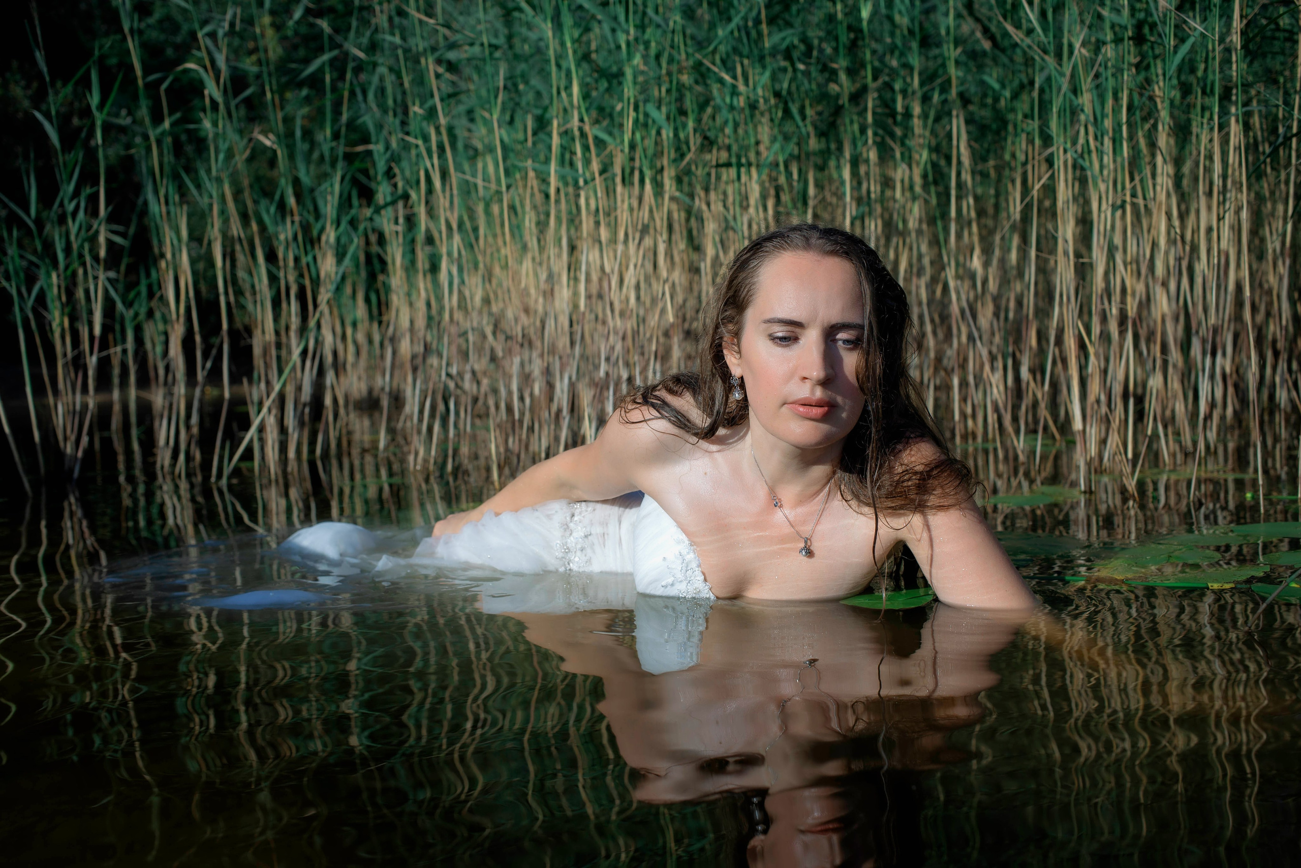 Вторая жизнь свадебного платья: фотосессия на озере под Санкт-Петербургом. Портретные фотосессии, контент-съемки, репортаж