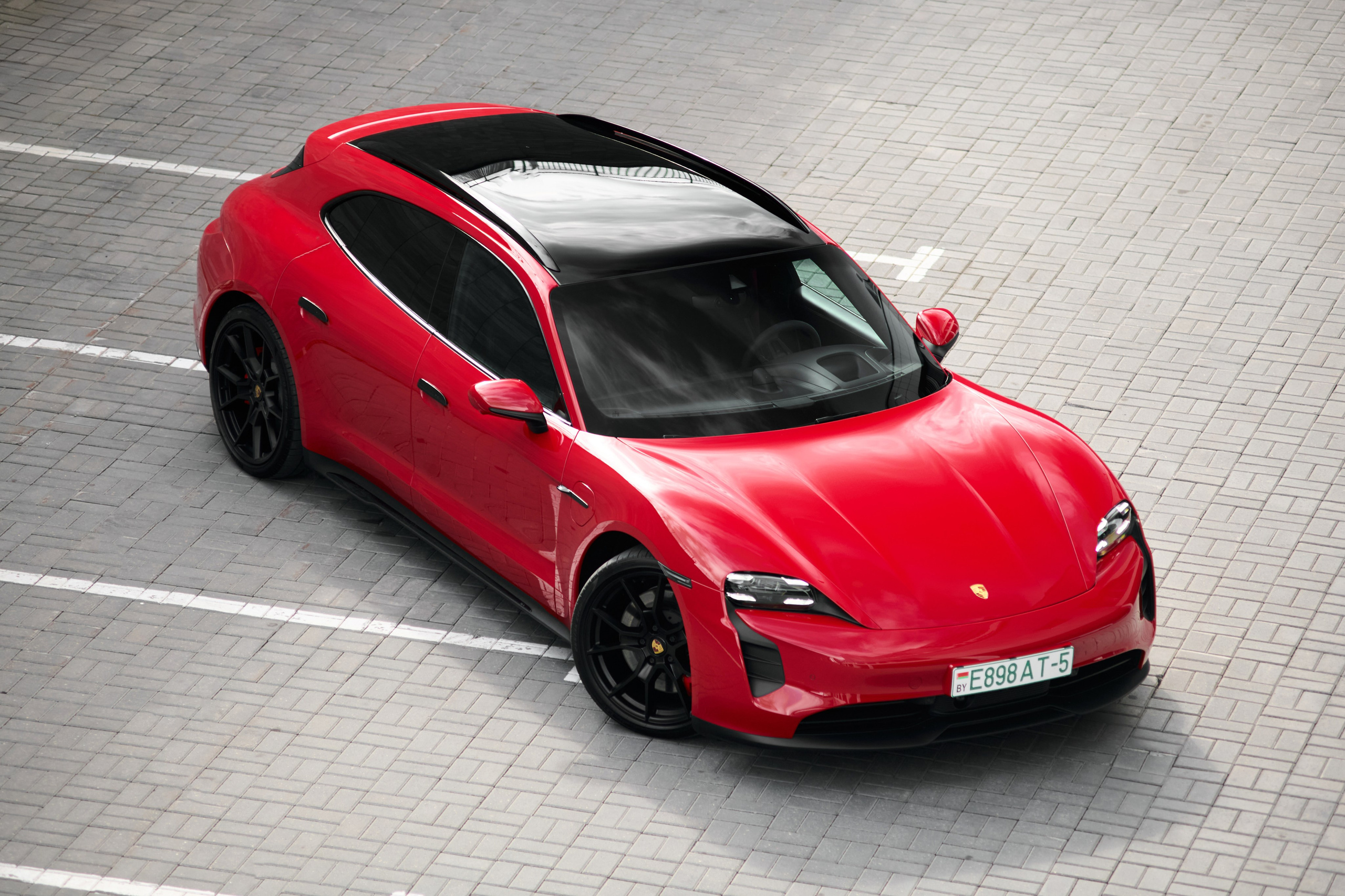 Красный Porsche Taycan GTS сверху в ракурсе три четверти