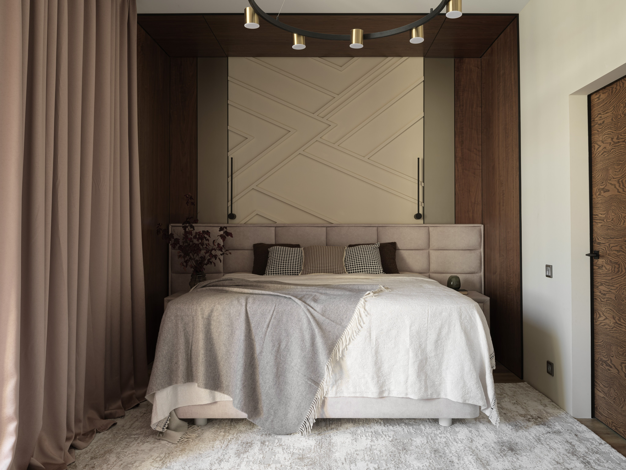 Современная спальня в тёплых бежево-коричневых тонах с мягким изголовьем и декоративными стеновыми панелями. Дизайнер Алина Дёрова, стилист Наталья Якушева и фотограф Сергей Денисенко создали уютный интерьер с балансом света, текстур и геометрии.