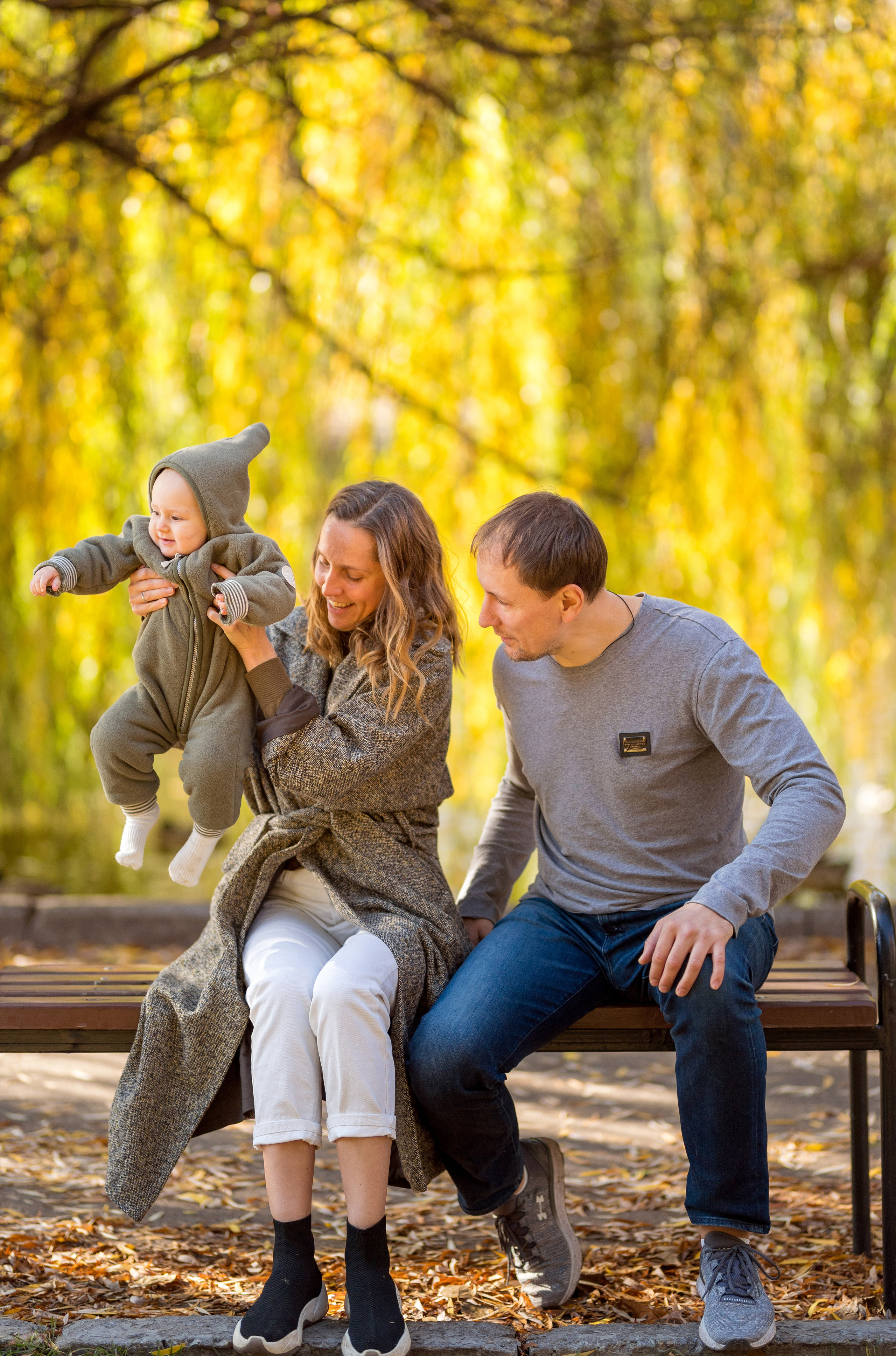 Family photo session in park. Kate Khaldeeva photographer in Saratov
