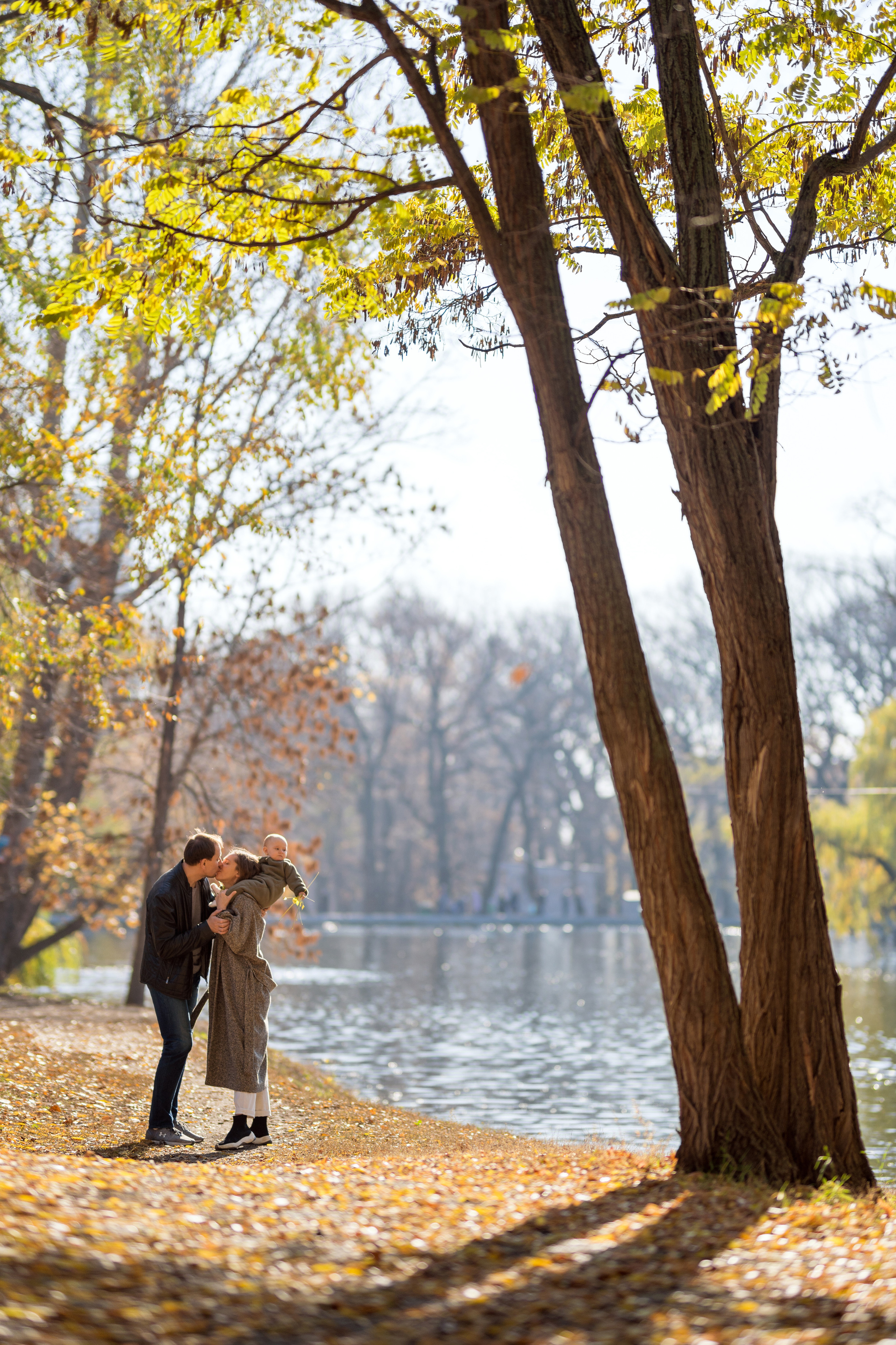 Family photo session in park. Kate Khaldeeva photographer in Saratov