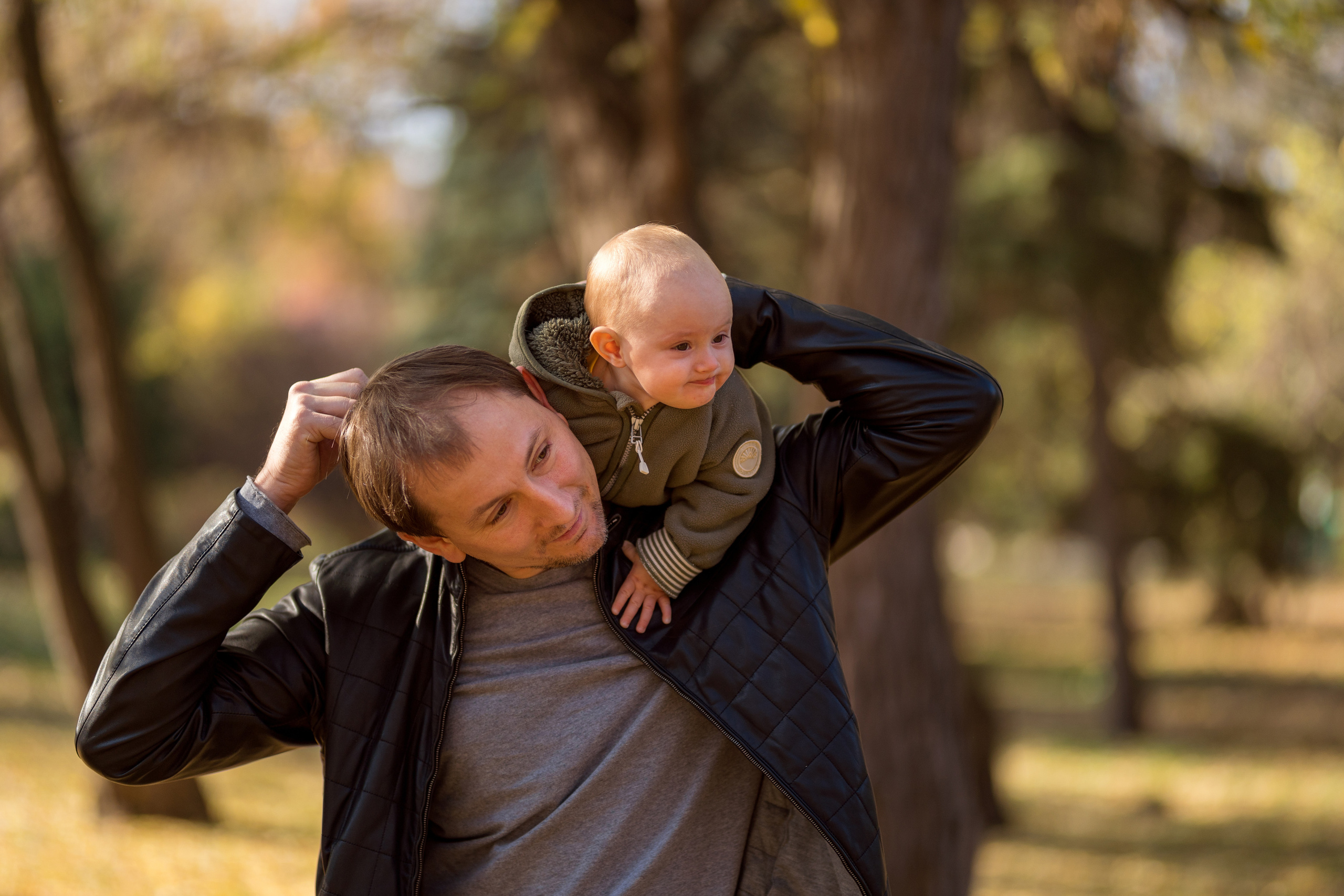 Family photo session in park. Kate Khaldeeva photographer in Saratov