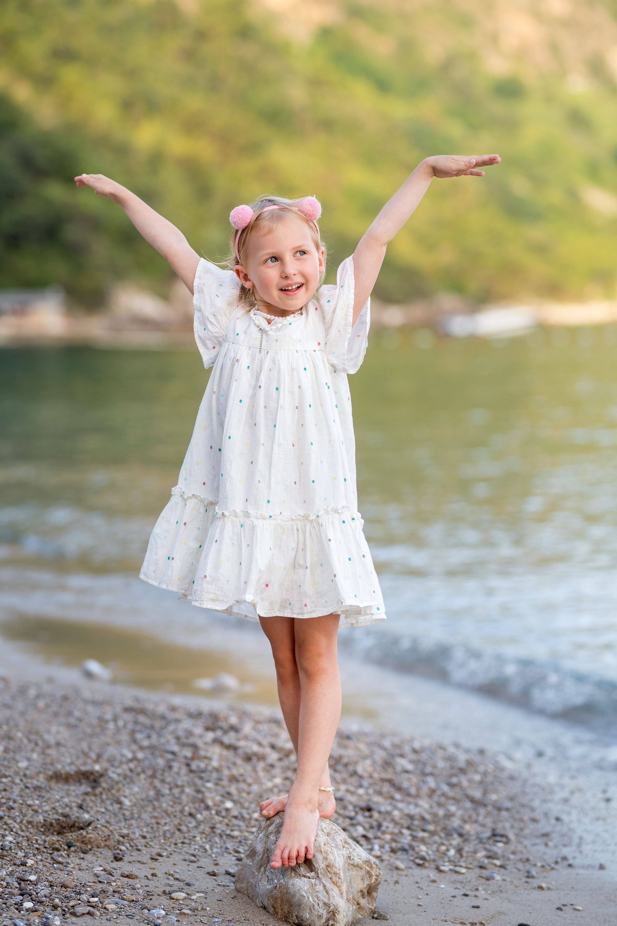Photo session of a mother and daughter on the beach at Jaz, Budva, Montenegro. Kate Khaldeeva photographer in Saratov