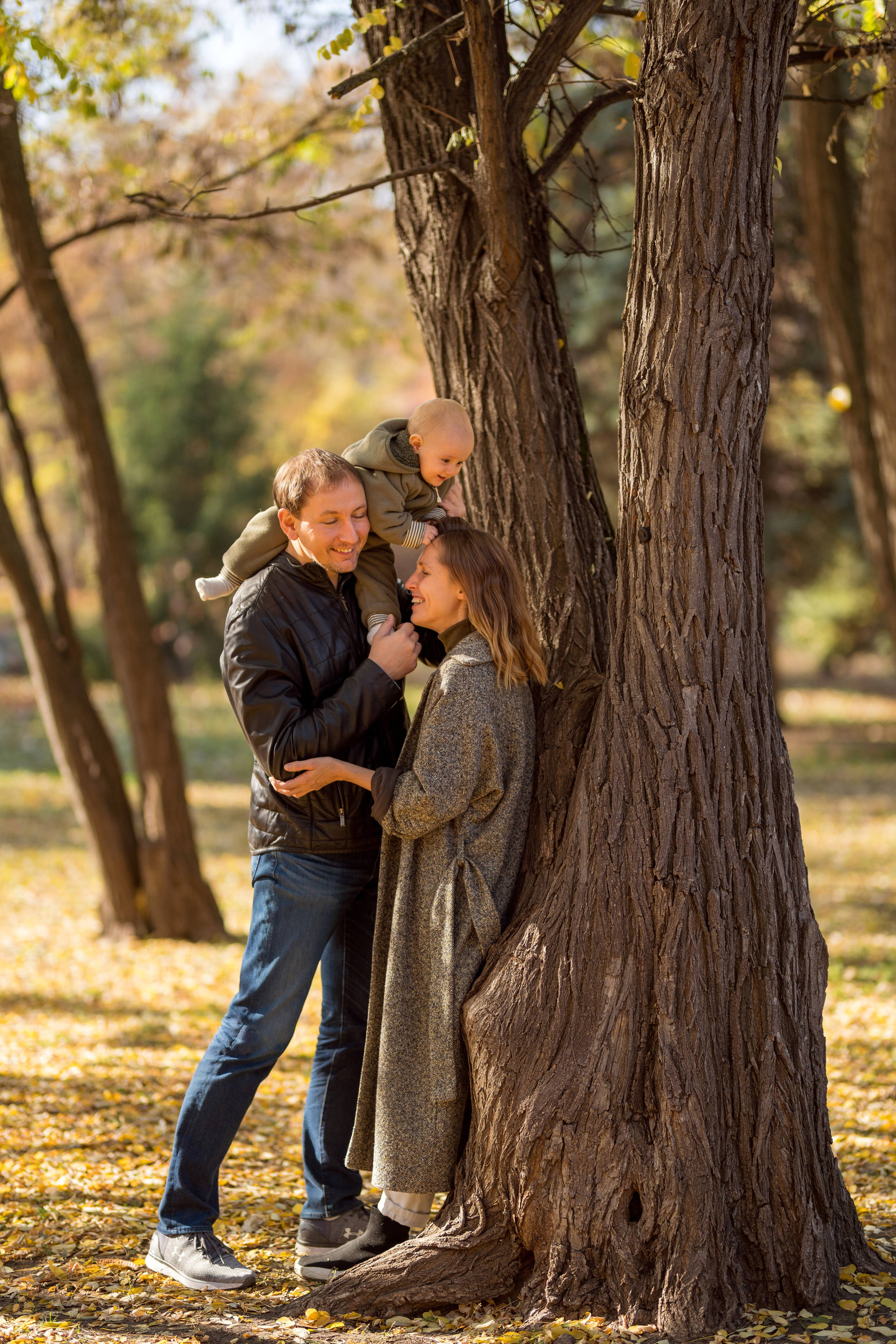 Family photo session in park. Kate Khaldeeva photographer in Saratov