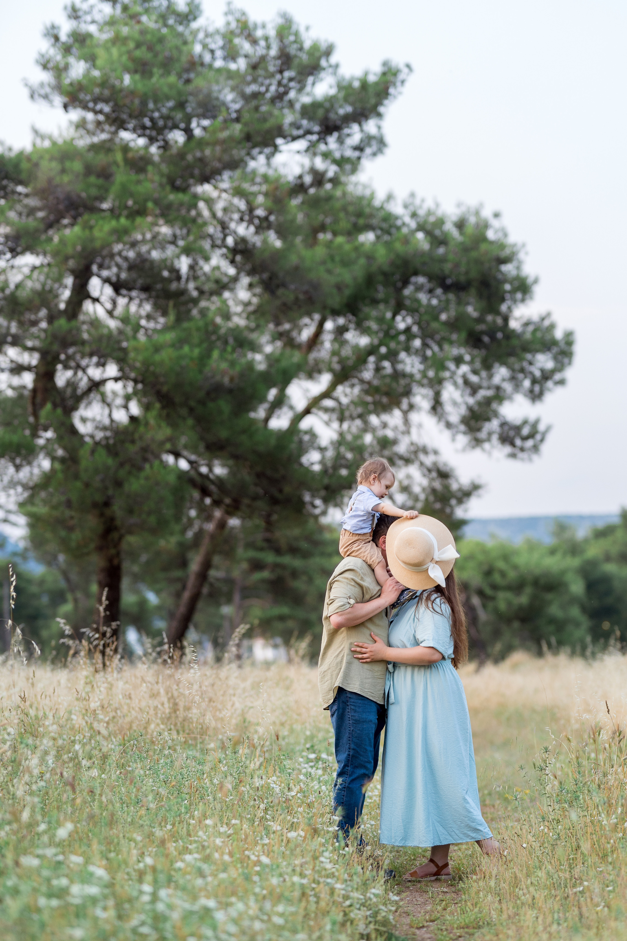 Family photo session in the park. Podgorica, Montenegro. Kate Khaldeeva photographer in Saratov