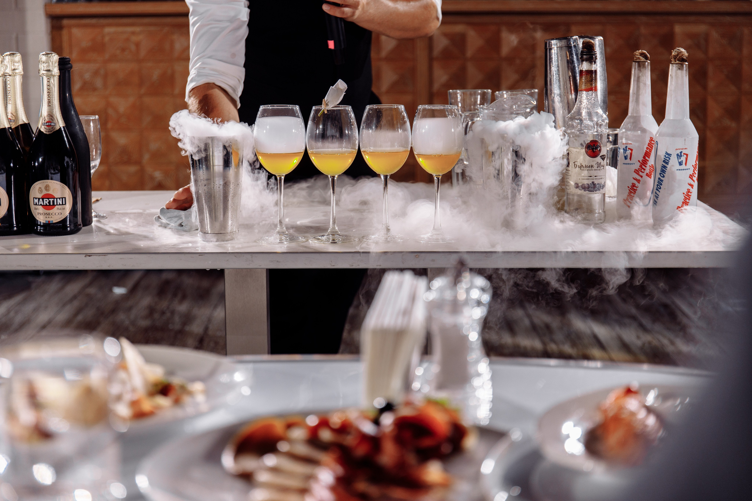 Свадебная фотосессия красивый банкет. Свадебный фотограф в Екатеринбурге Илья Корсаков