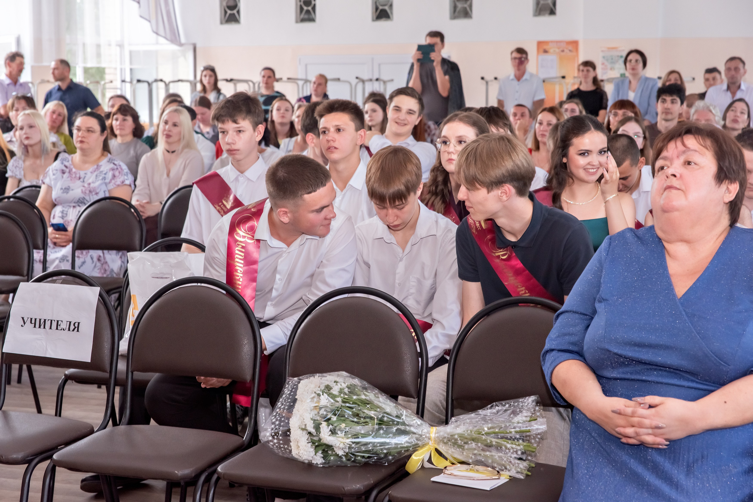 Выпускной школы № 3 вручение аттестатов в актовом зале. Свадебный и семейный фотограф в Кыштыме Челябинске Марина Шигапова