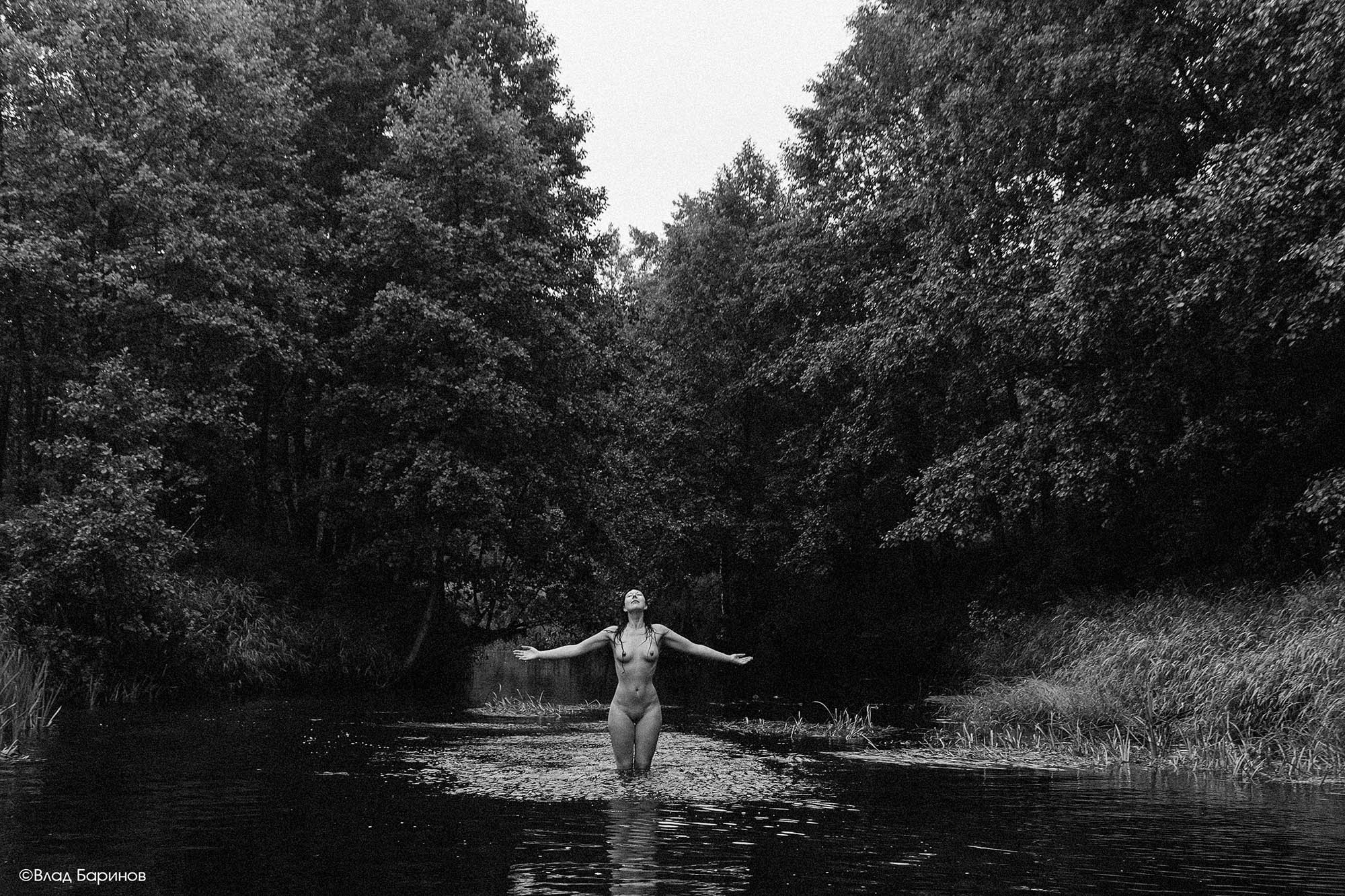 Обнаженная натура на реке