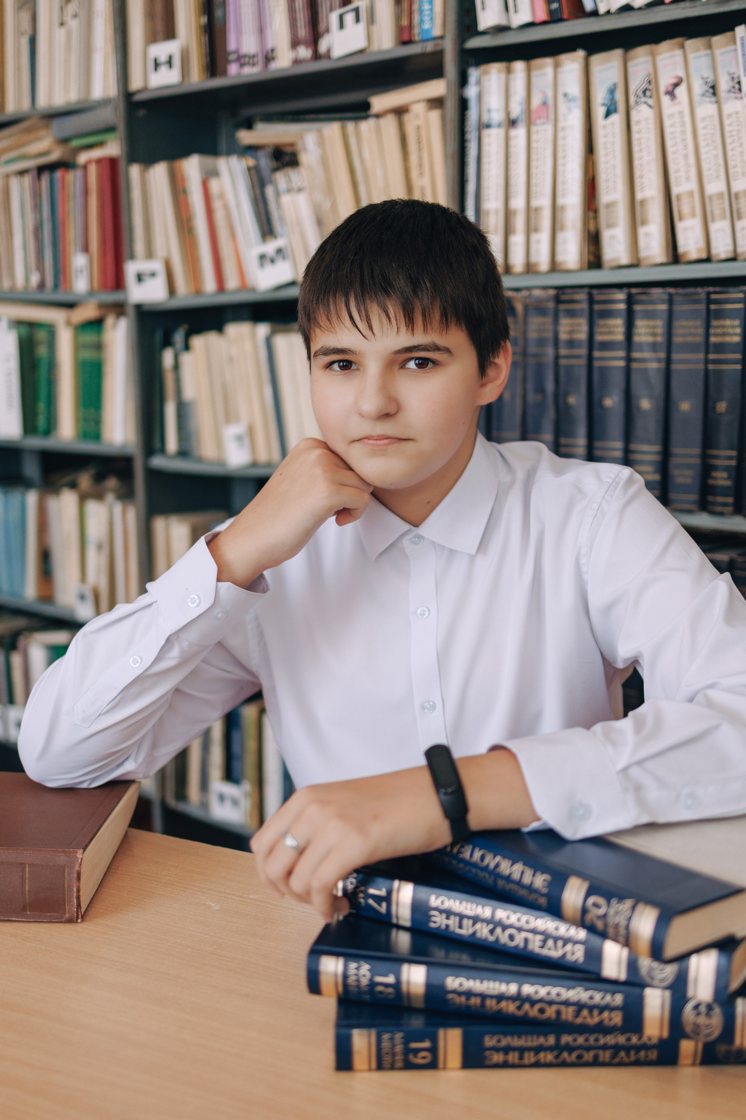 Позы для школьной фотосессии. Фотограф Медногорск Кувандык Оксана Шерехода свадебные, семейные, индивидуальные, школьные фотосессии. Печать фотоальбомов