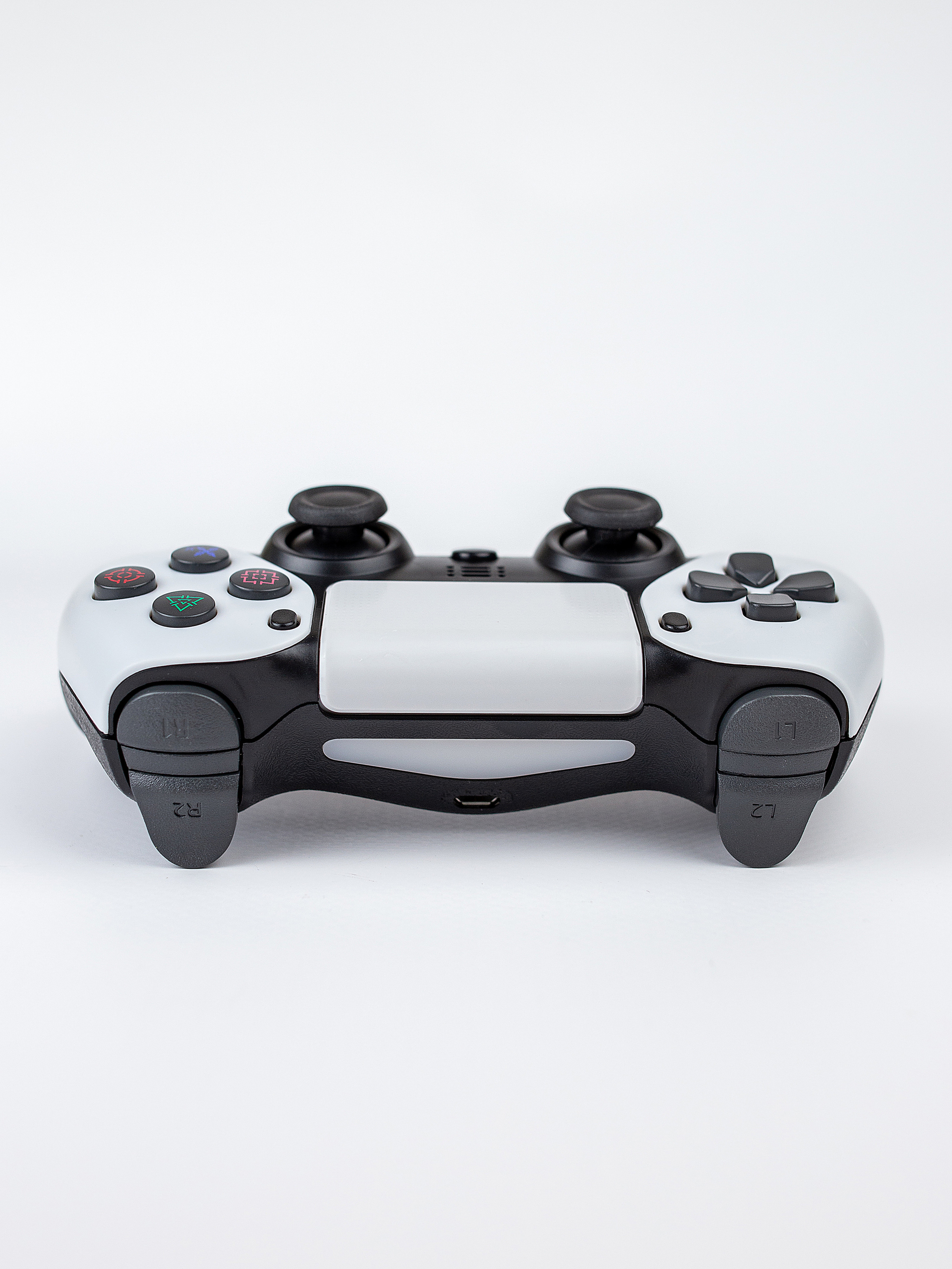 джойстик  для  плейстейшн  на  белом  фоне 