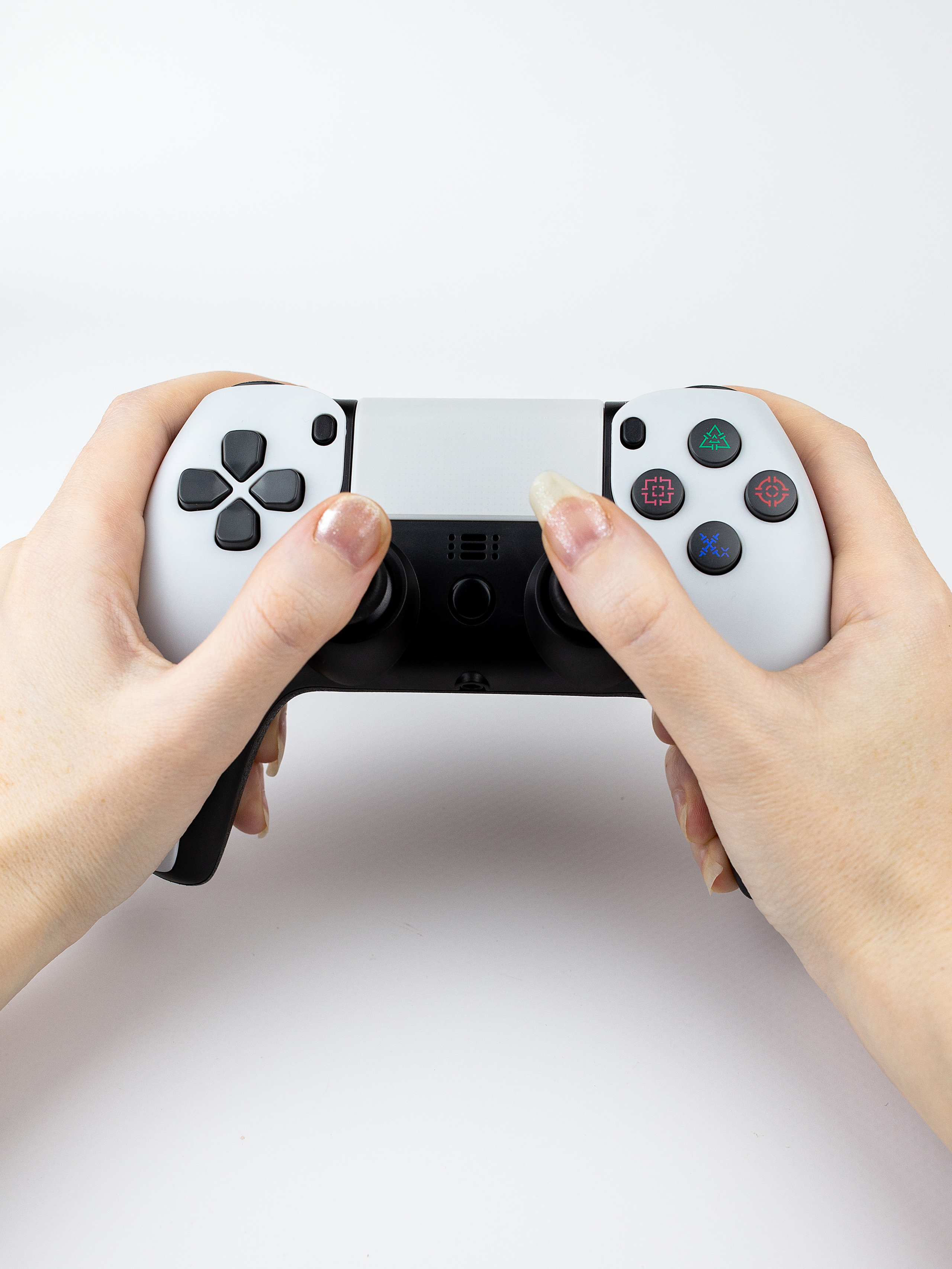 руки держат белый   джойстик на  белом  фоне 
