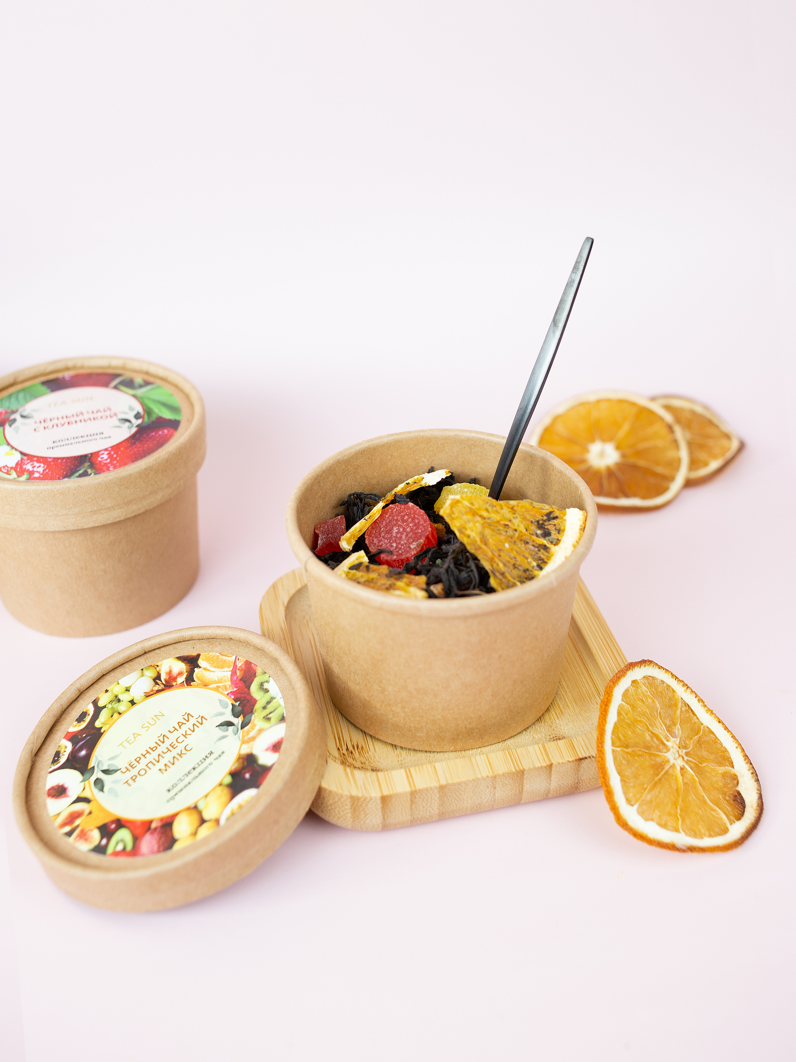 менажница из  бамбука. в ней стоит  картонная  коробочка  с чаем. в коробочке ложка.