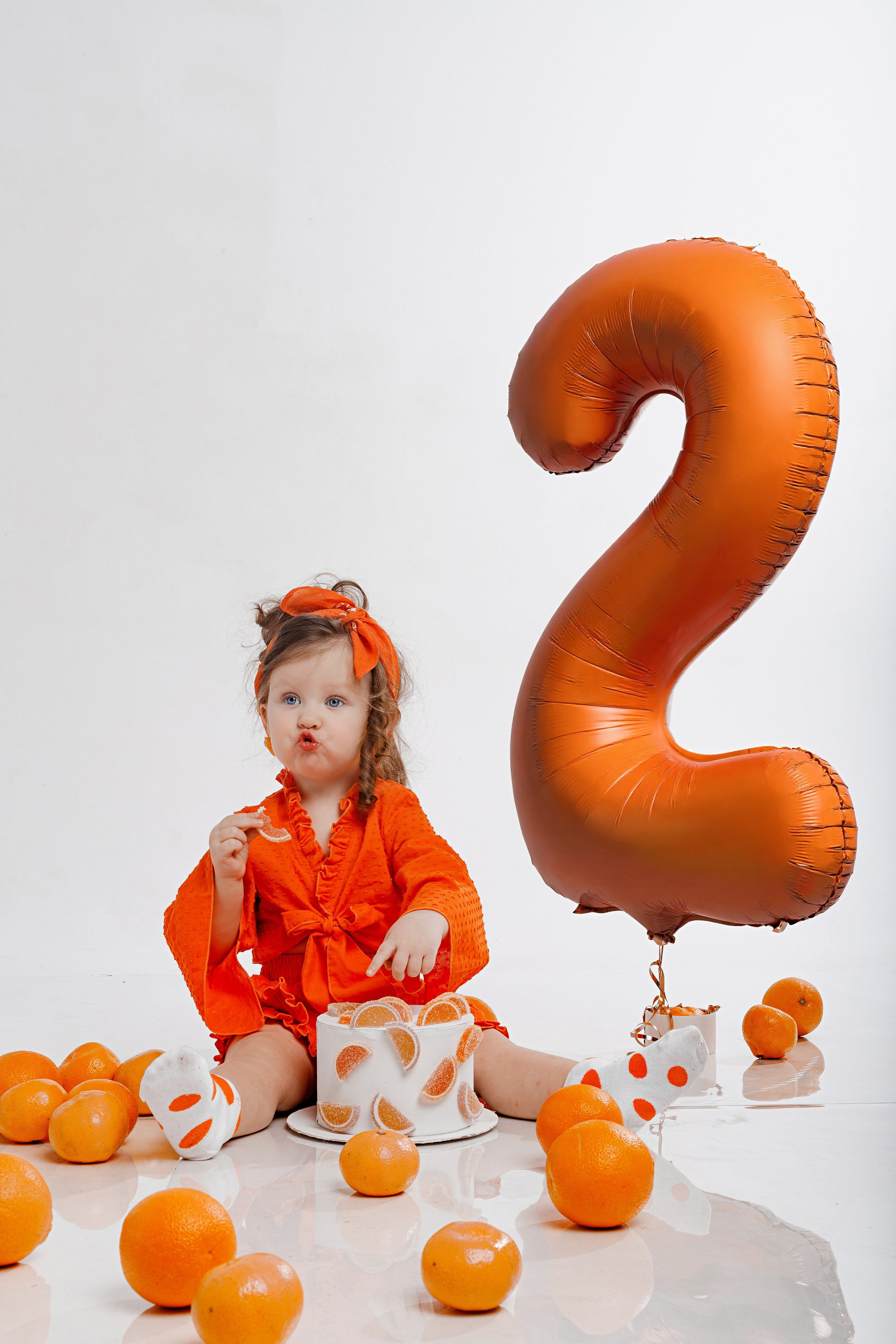 Детская фотосессия с мандаринами в студии в Сочи. Детский студийный фотограф Сочи