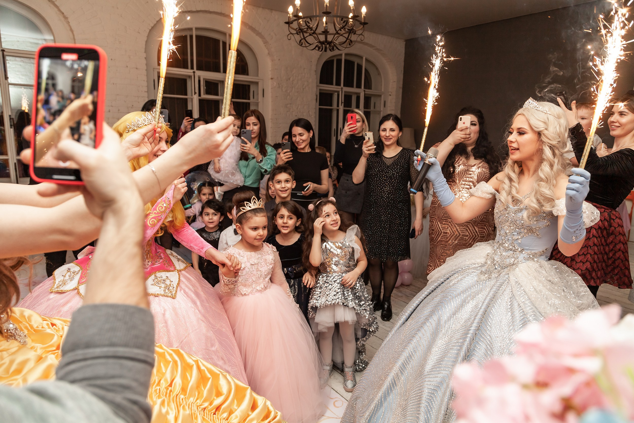 Выносят торт с праздничными феерверками