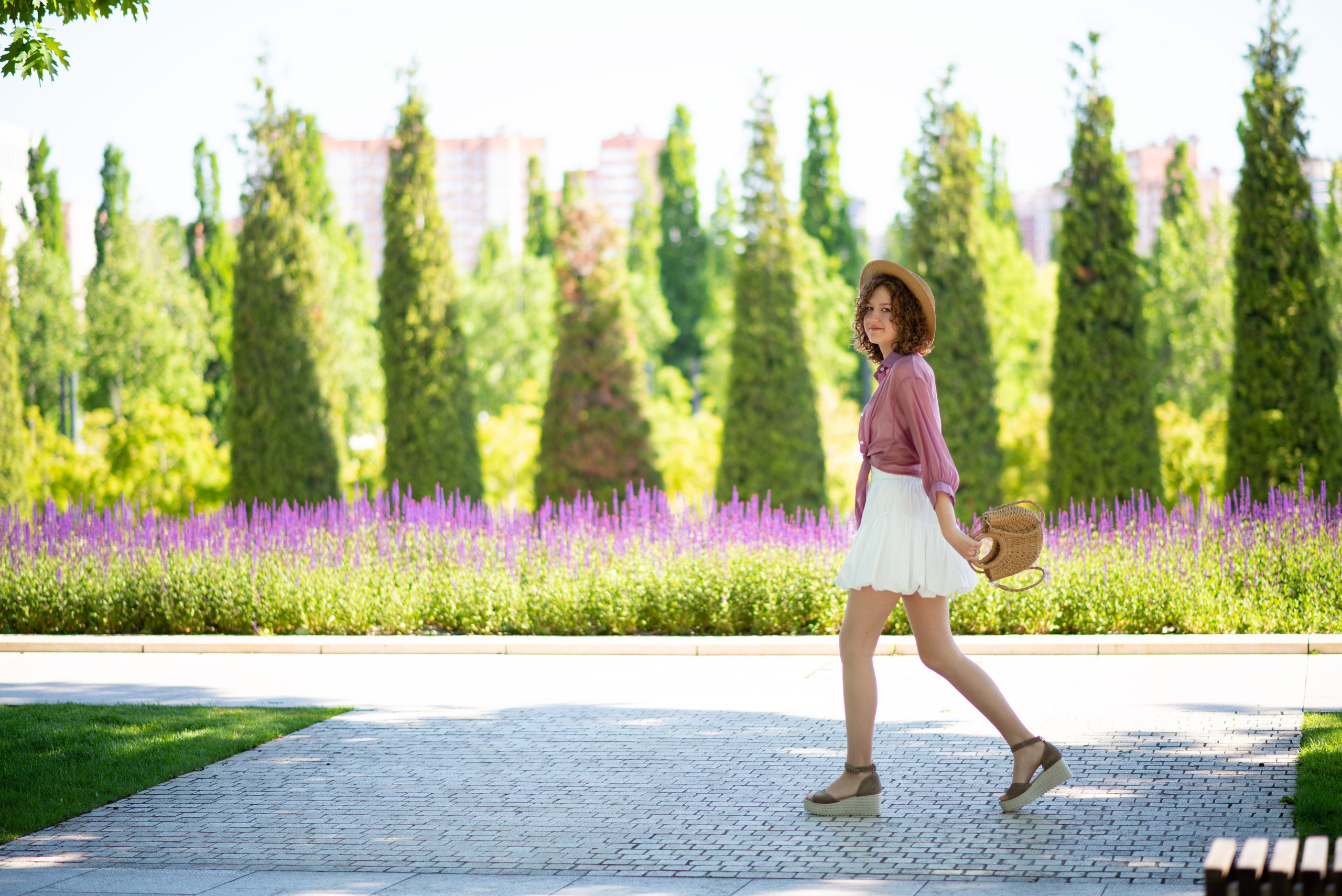 Вика в парке с шалфеем. Фотограф в Краснодаре Анна Карелина