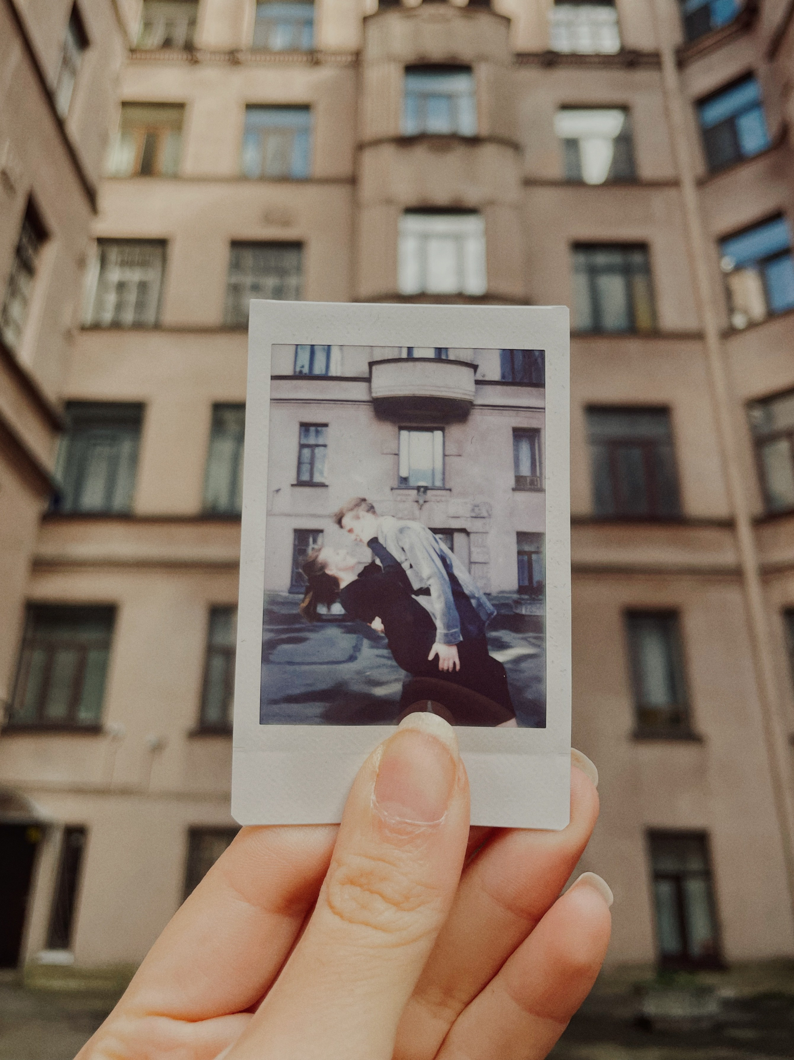Кадры на инстакс instax моментальная фотография. Фотограф про чувства, моменты, любовь. свадебный и портретный фотограф