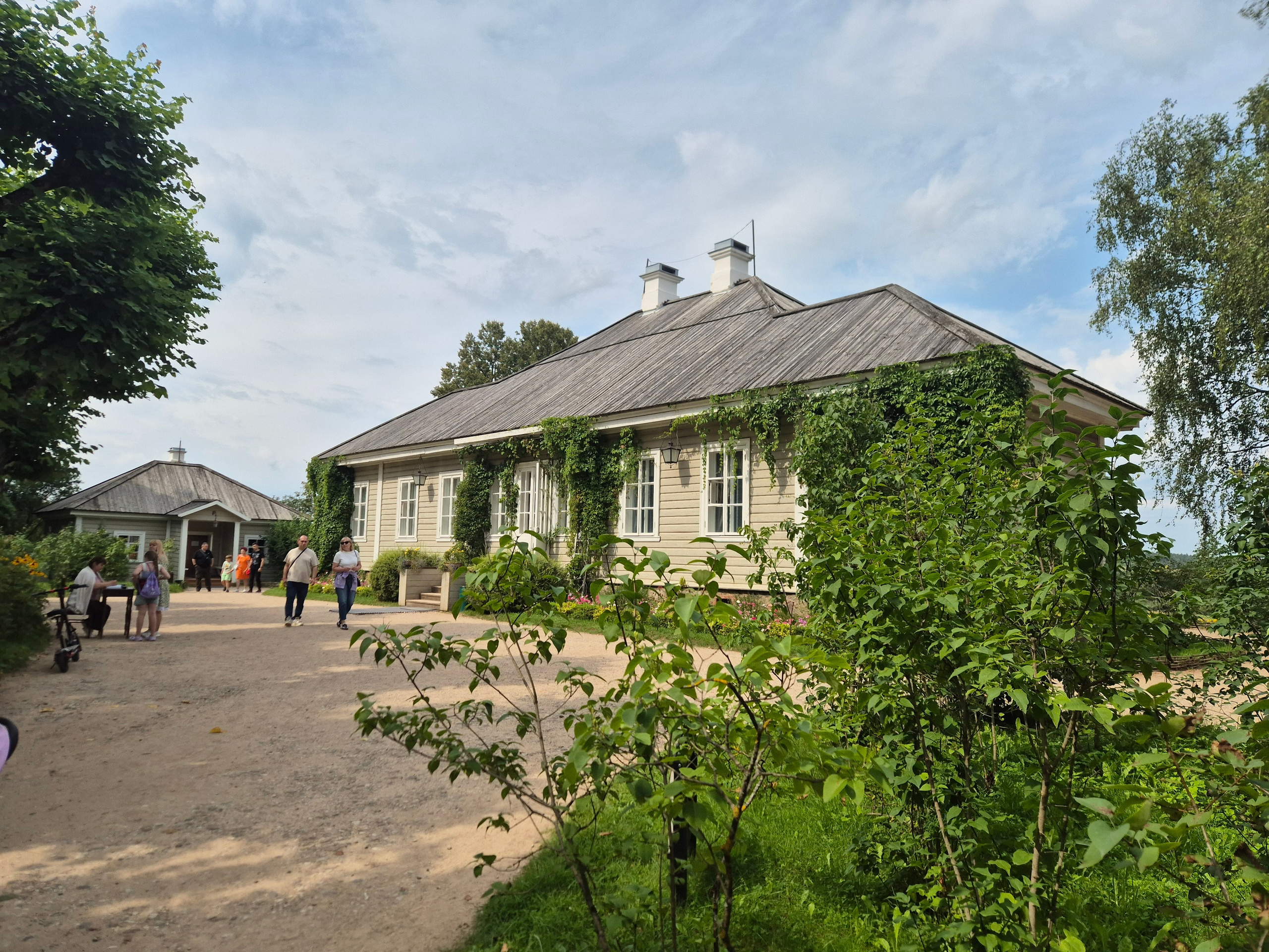 Скромная усадьба Пушкиных