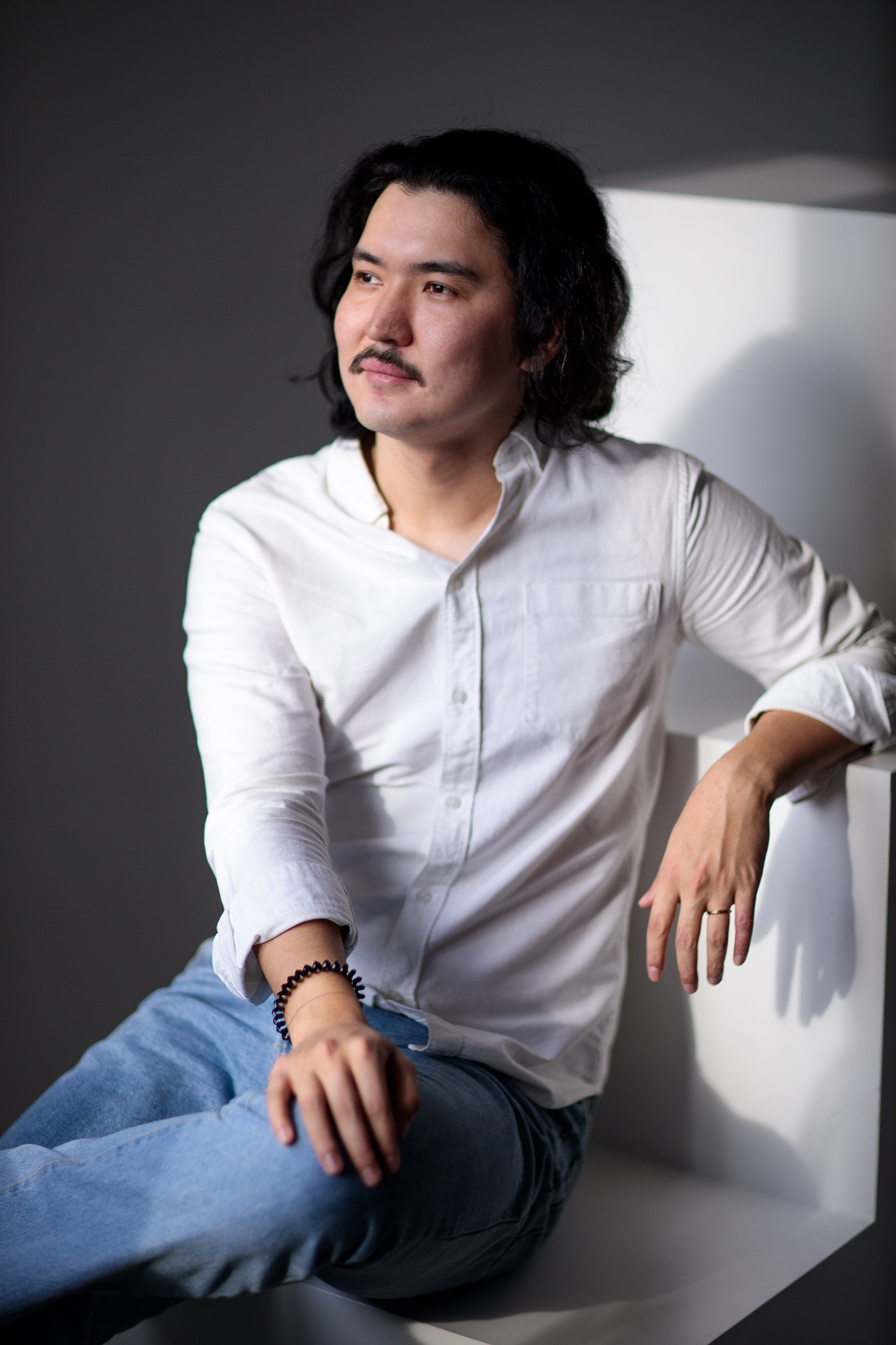 Парная фотосессия на белом фоне. Свадебный и семейный фотограф в Алматы Алексей Балышев