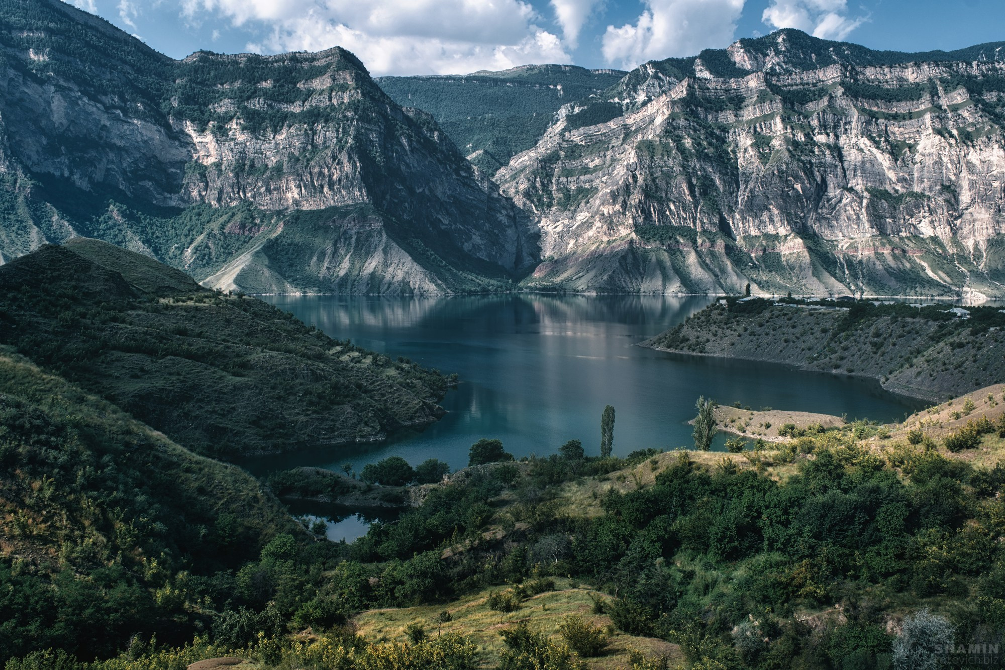 Фотографии горного Дагестана: величественные каньоны, изумрудные реки, древние башни и террасные склоны. Природа и архитектура республики в мягком свете рассветов и закатов, снятые с дрона и земли, передающие дух и масштаб Кавказа. Фотограф Константин Шамин