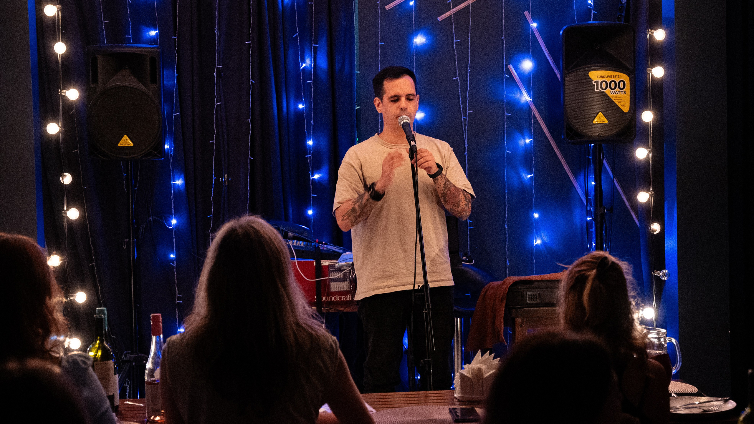 Актёр выступает на сцене  клуба фотосессия  Дагомыс