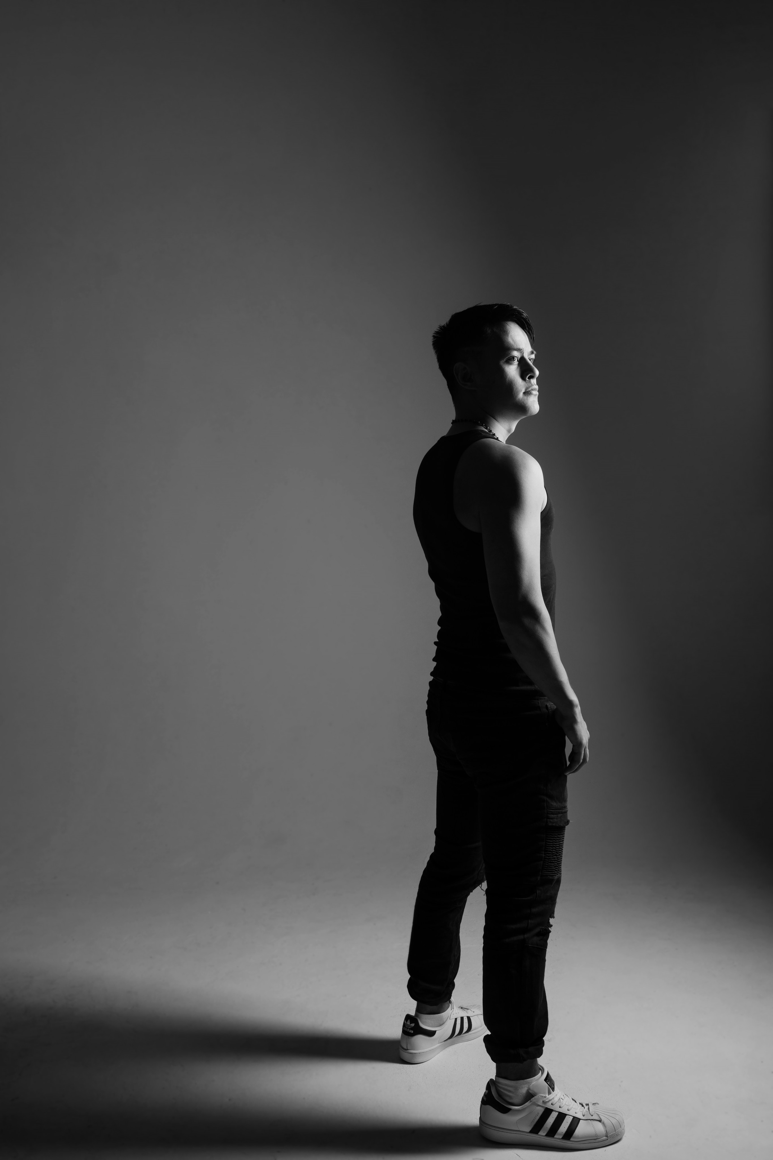 Контрастный портрет мужчины в зале с циклорамой