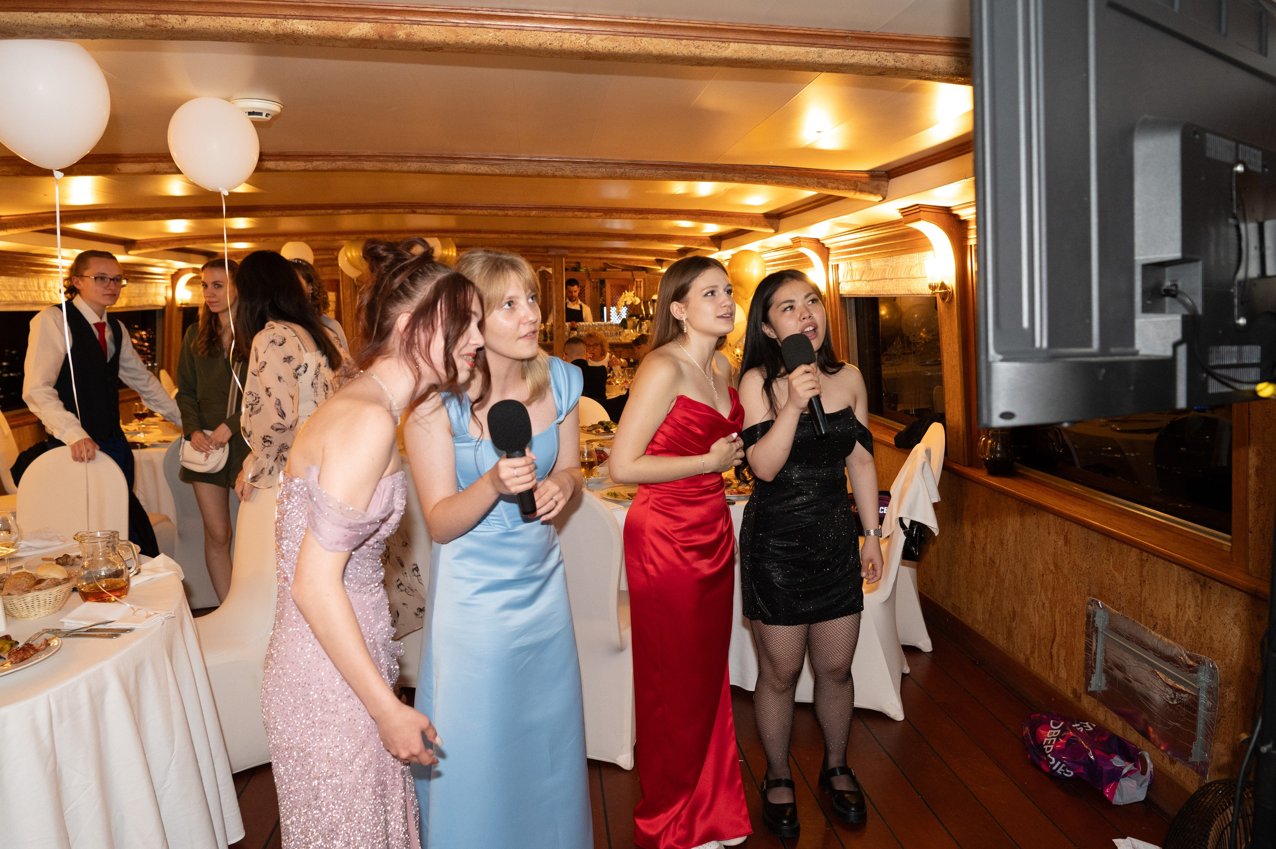 Выпускной вечер 11 класс на теплоходе. Детский и семейный фотограф г. Москва Оксана Катаджи