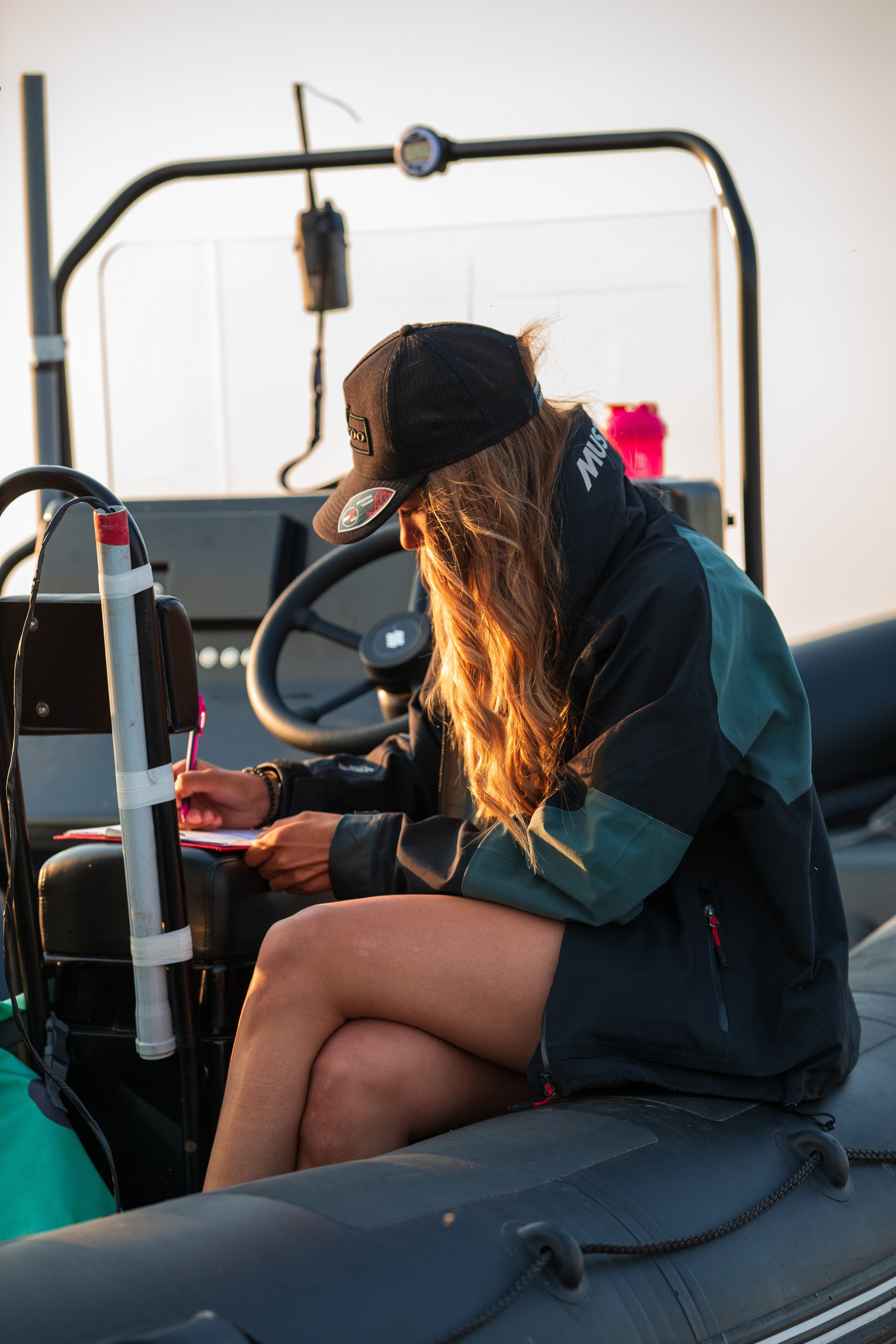 Красивая девушка на закате, яхтсменка, судья.