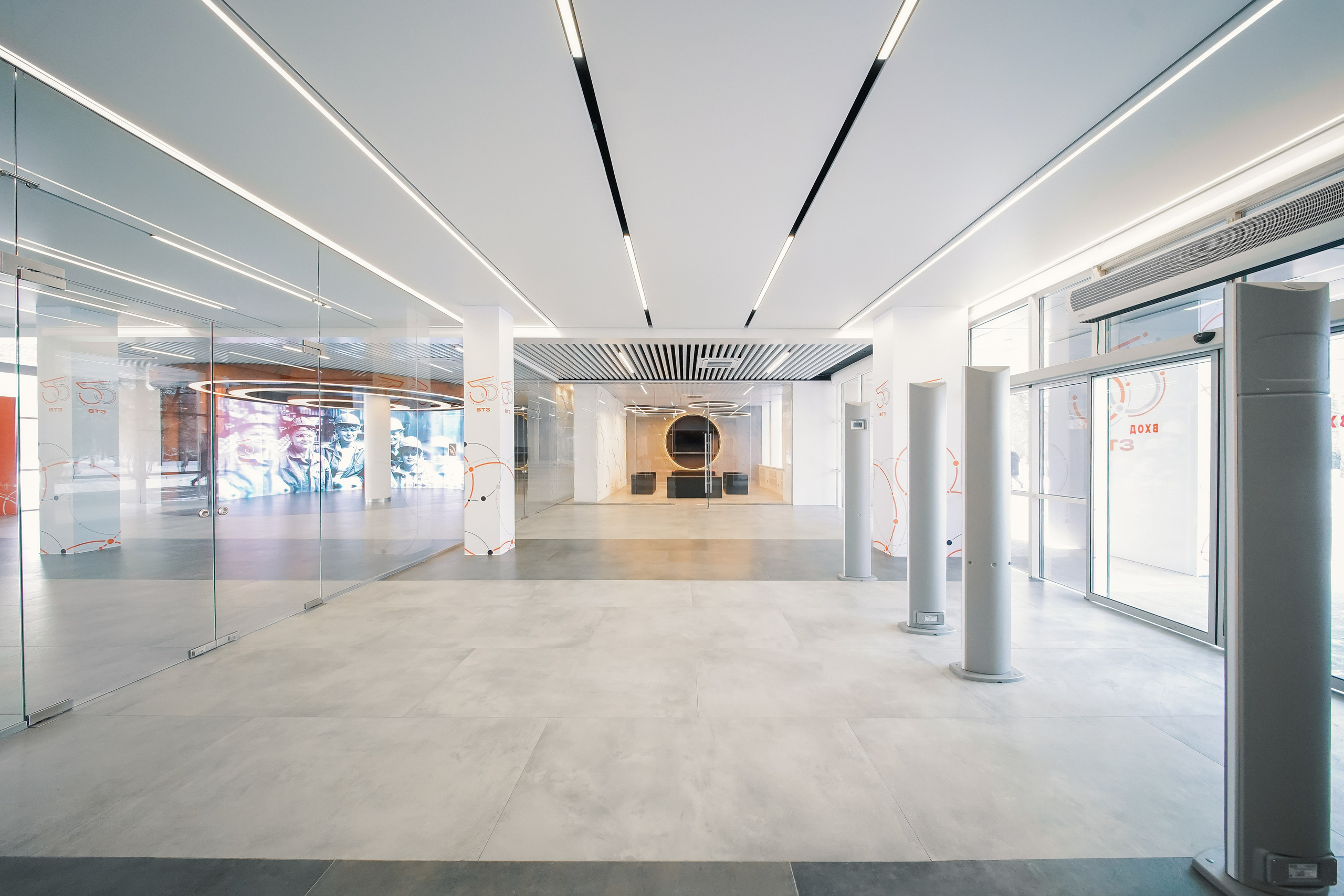Фойе заводоуправления ВТЗ. Фотограф Никита Барановский