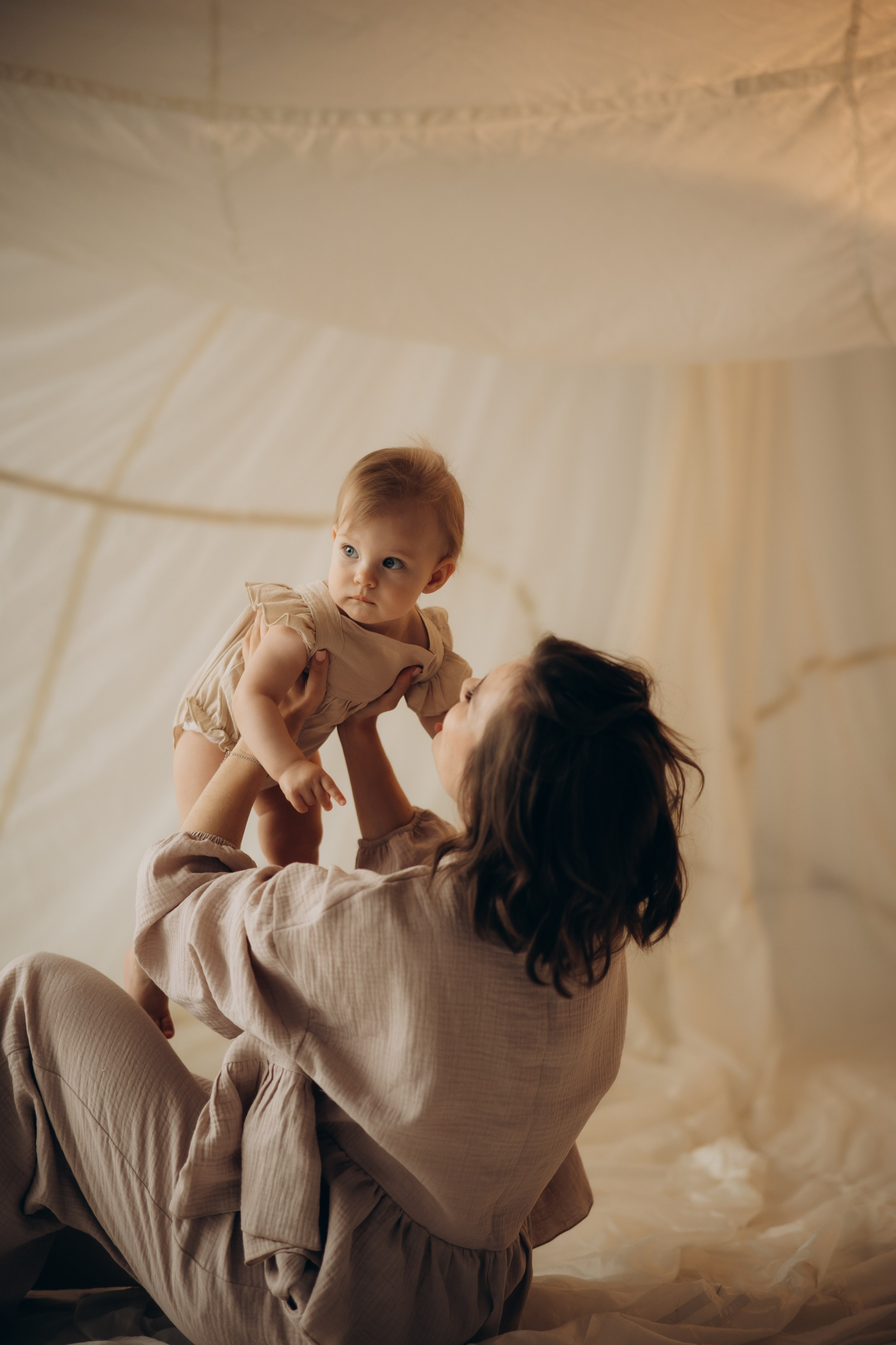 Фотосессия в тканях: мама и малышка. Семейный фотограф Москва Юлиана Фетисова