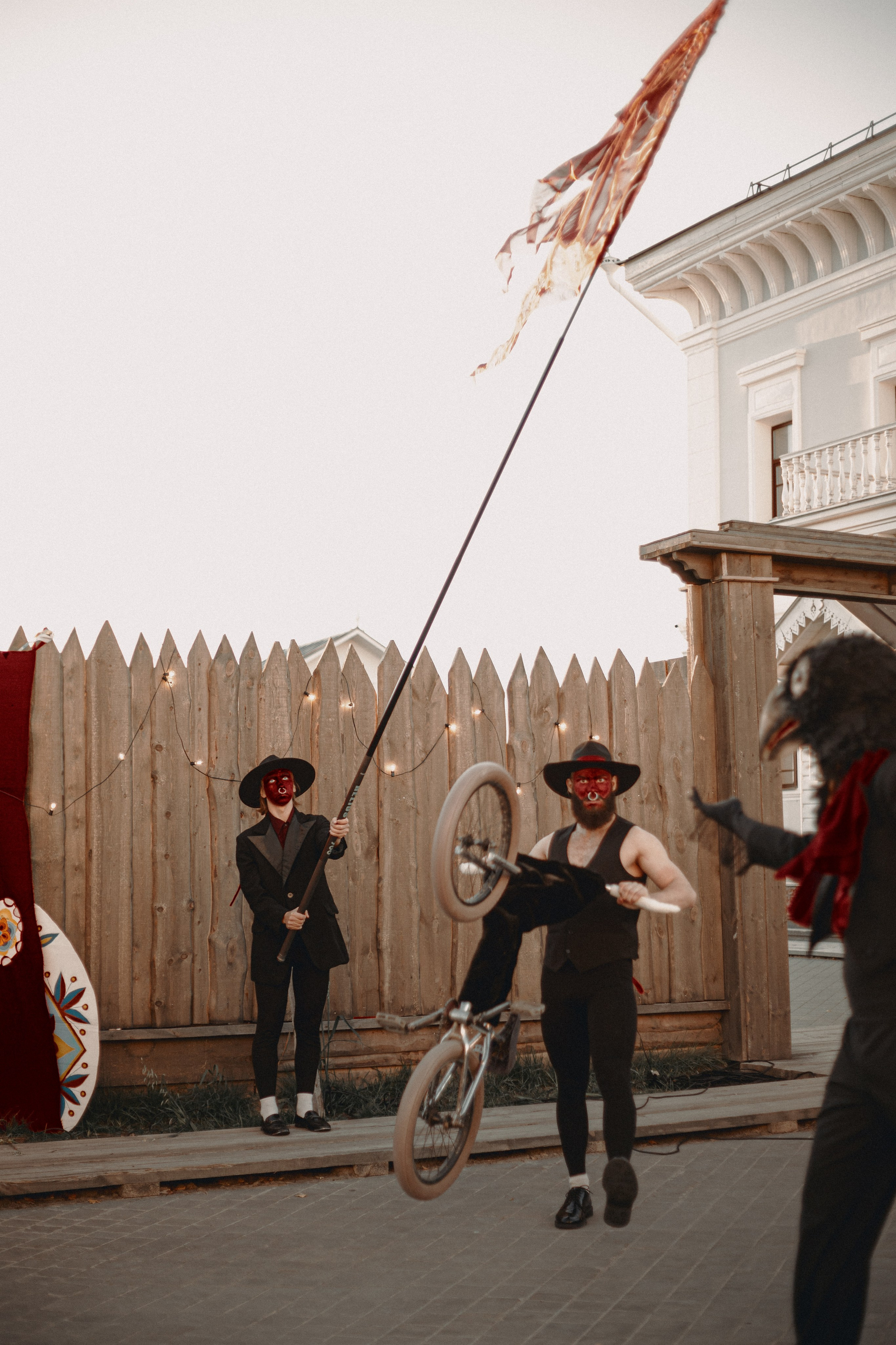 Спектакль «Куриное кабаре» от Свободного молодежного театра | Тобольск. Арт-фотограф Крис Л. в Тобольске: портрет, семейные, свадьбы