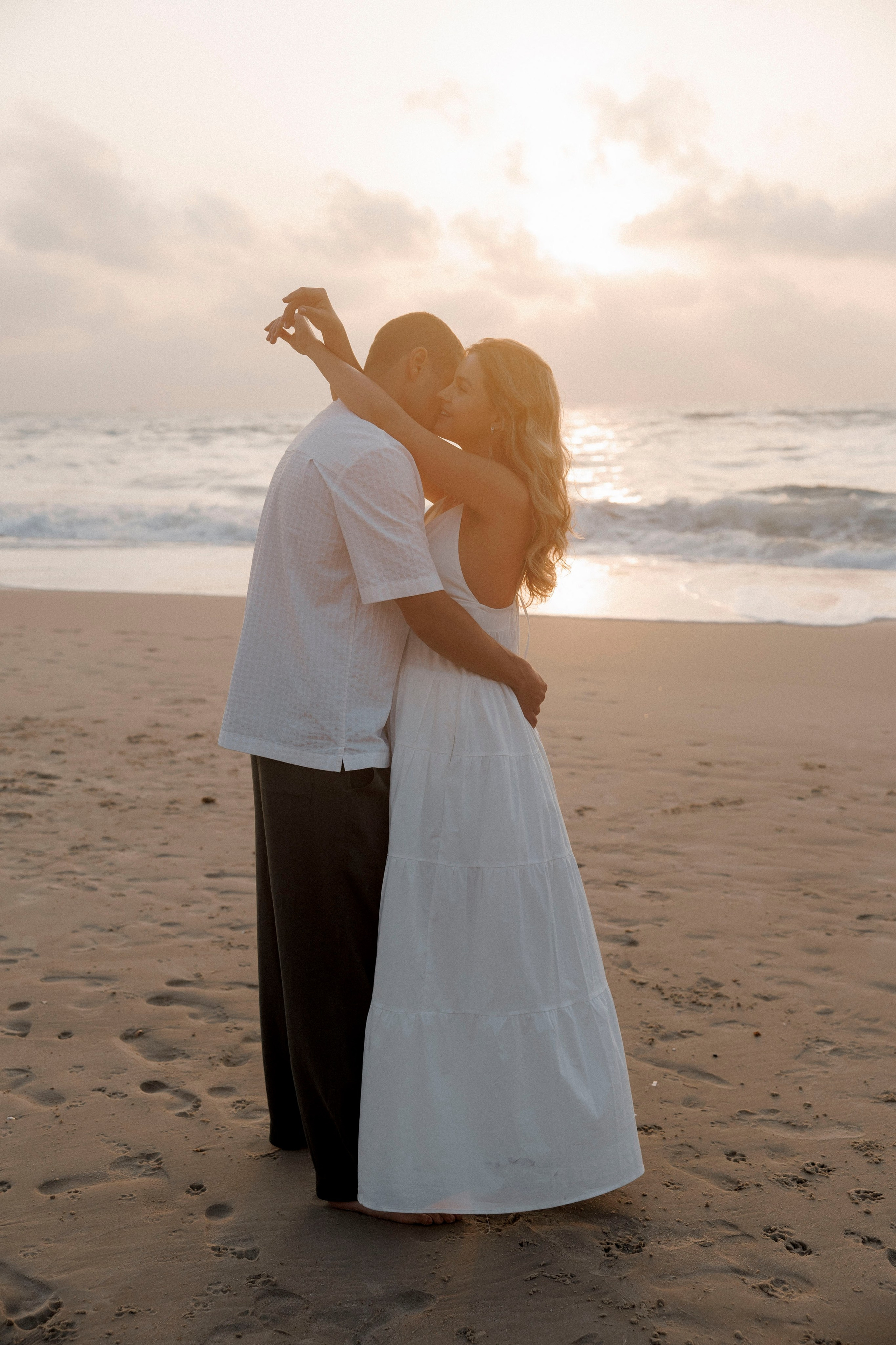 Pregnancy photoshoot near the sea (cloudy weather). Главная