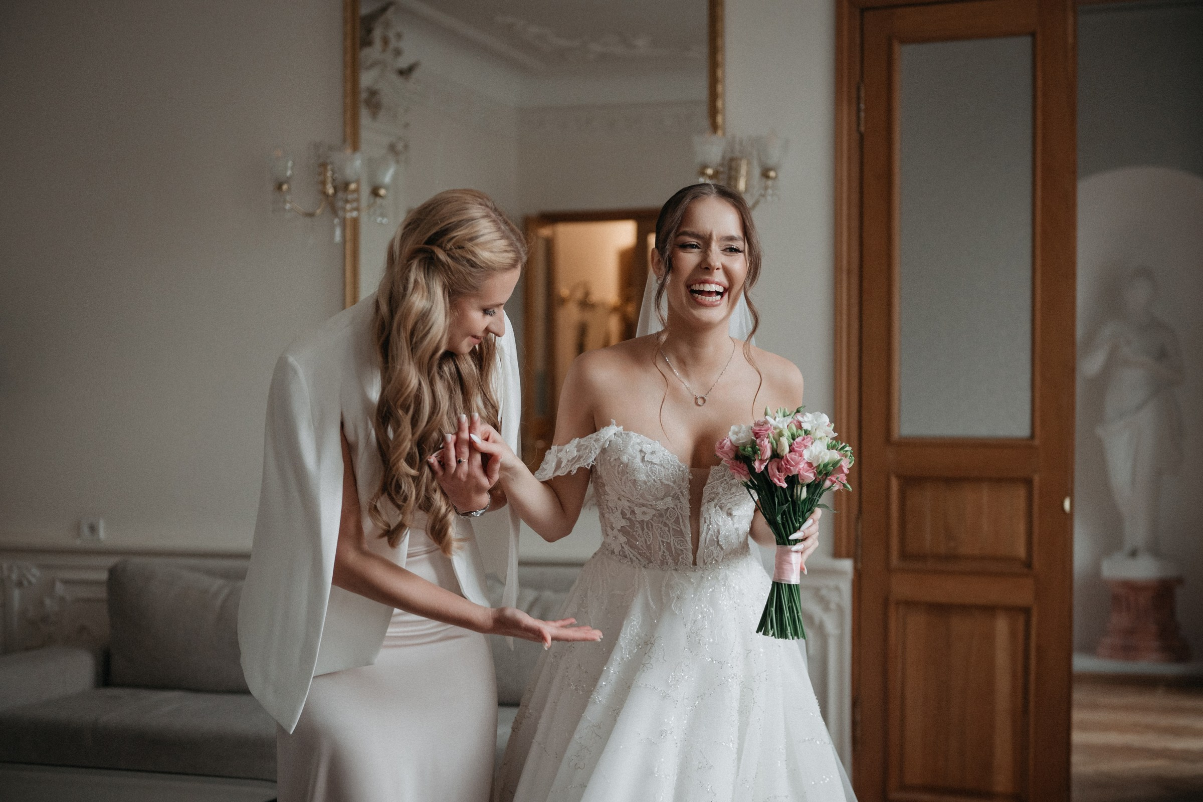 сборы невесты и жениха в апартаментах с видом на Казанский собор