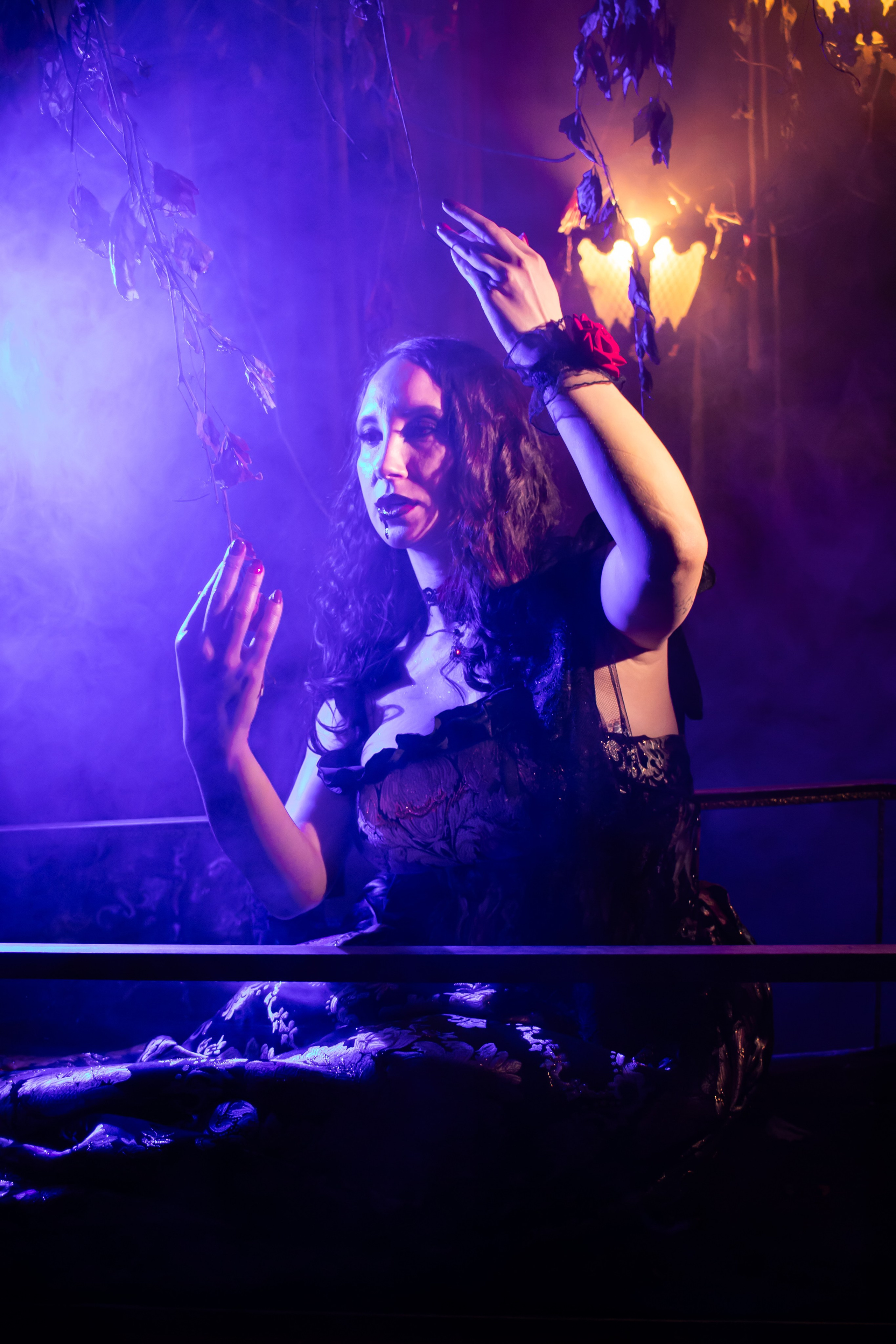 Эмоциональная сцена с готическим образом и свечой — фотограф Карасёва Елена