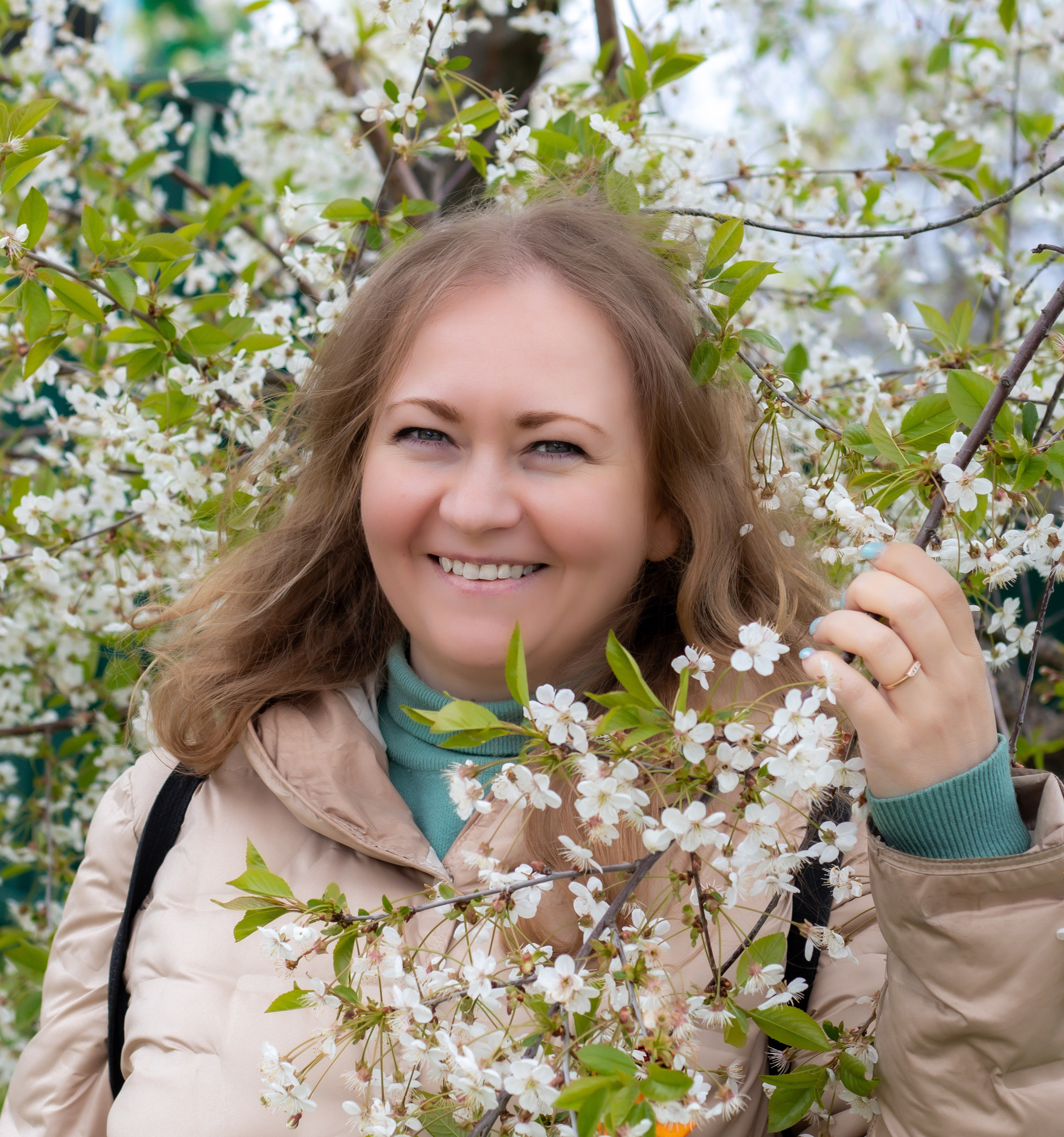 Фотосессия в цветущем саду среди белоснежных цветов вишни Москва прекрасная девушка на фоне цветов