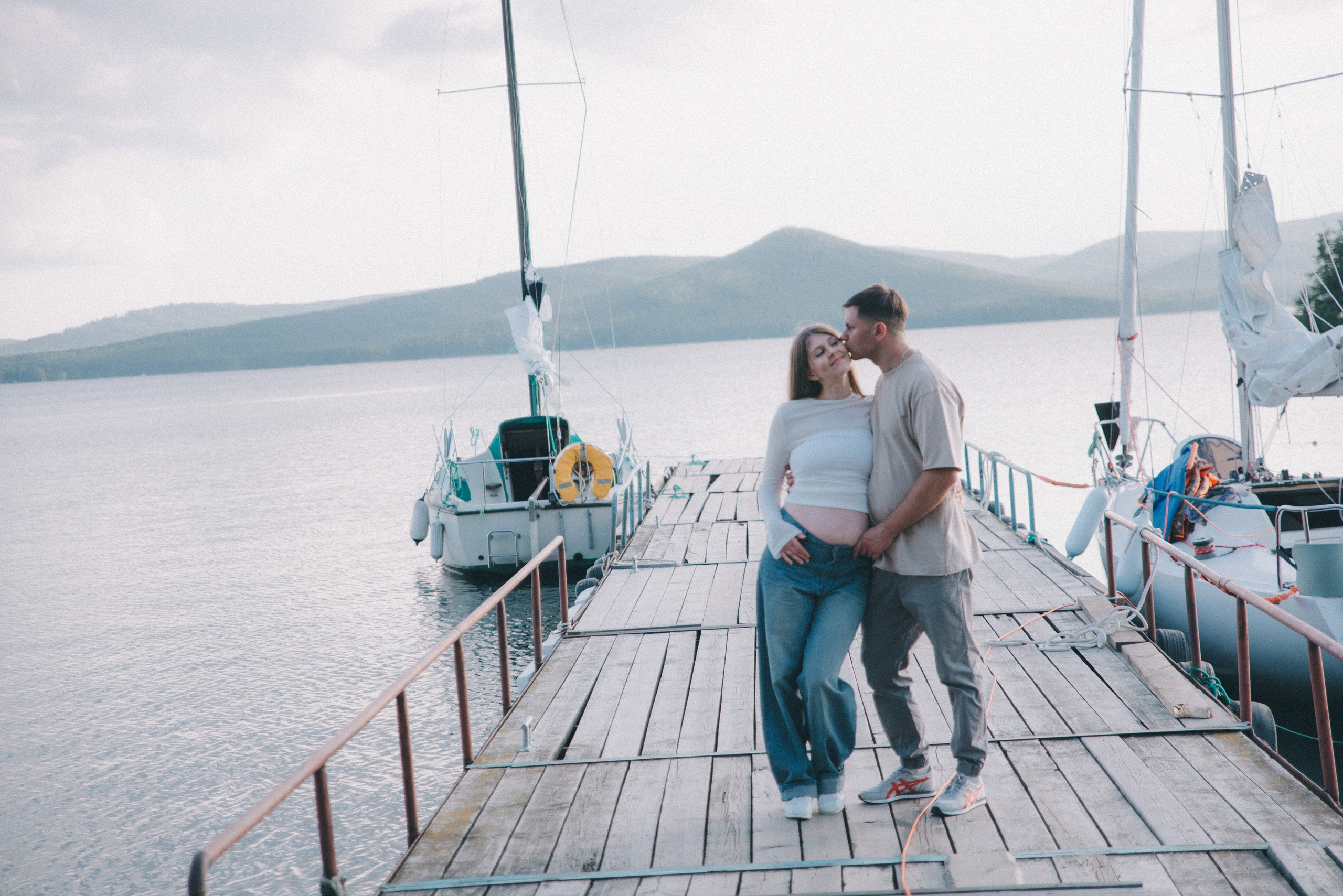 двое на пирсе